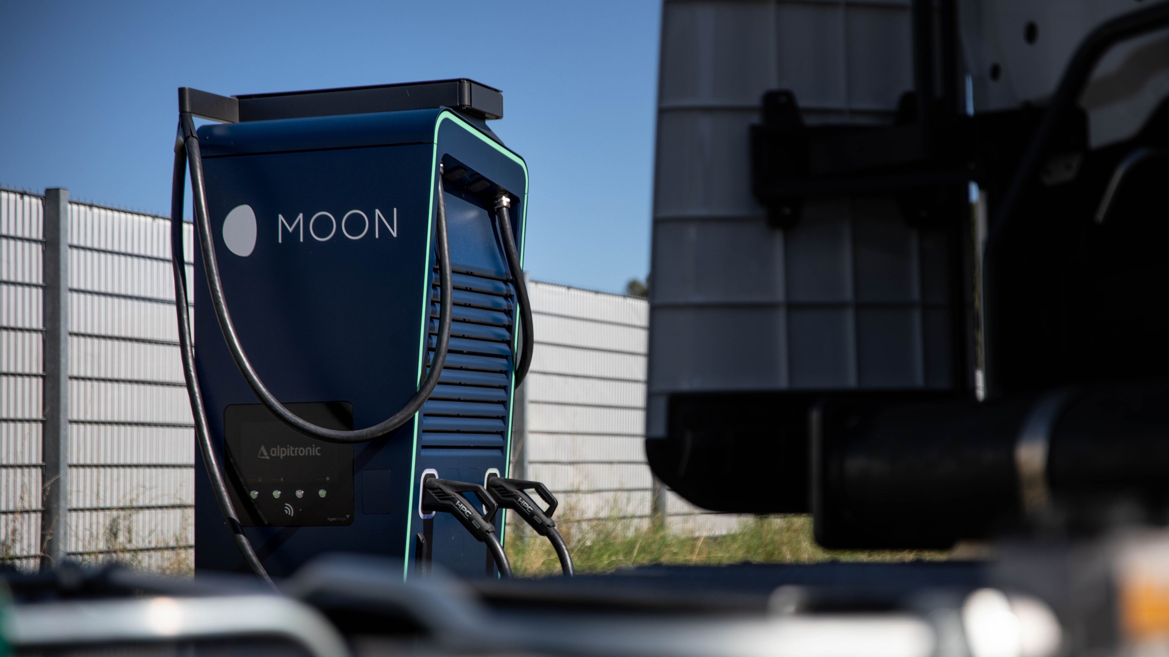 ein LKW steht vor einer HYC 200-400 Schnellladestation