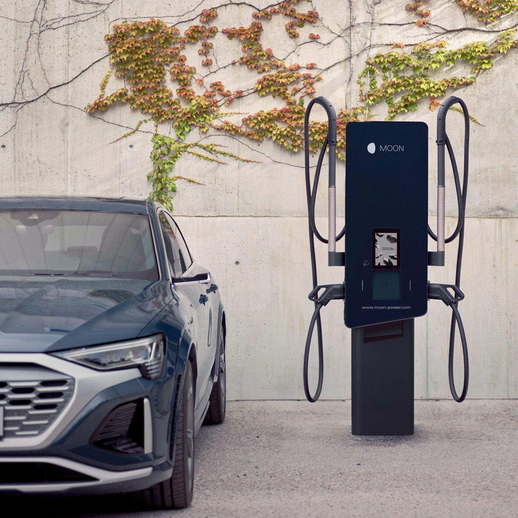 Wallbox neben einem E-Auto