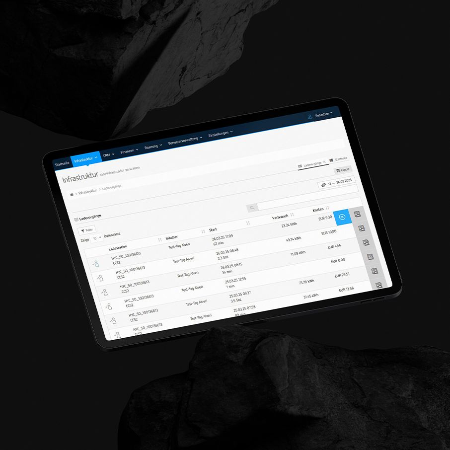 Tablet mit aktivem Display zwischen zwei Gesteinsbrocken