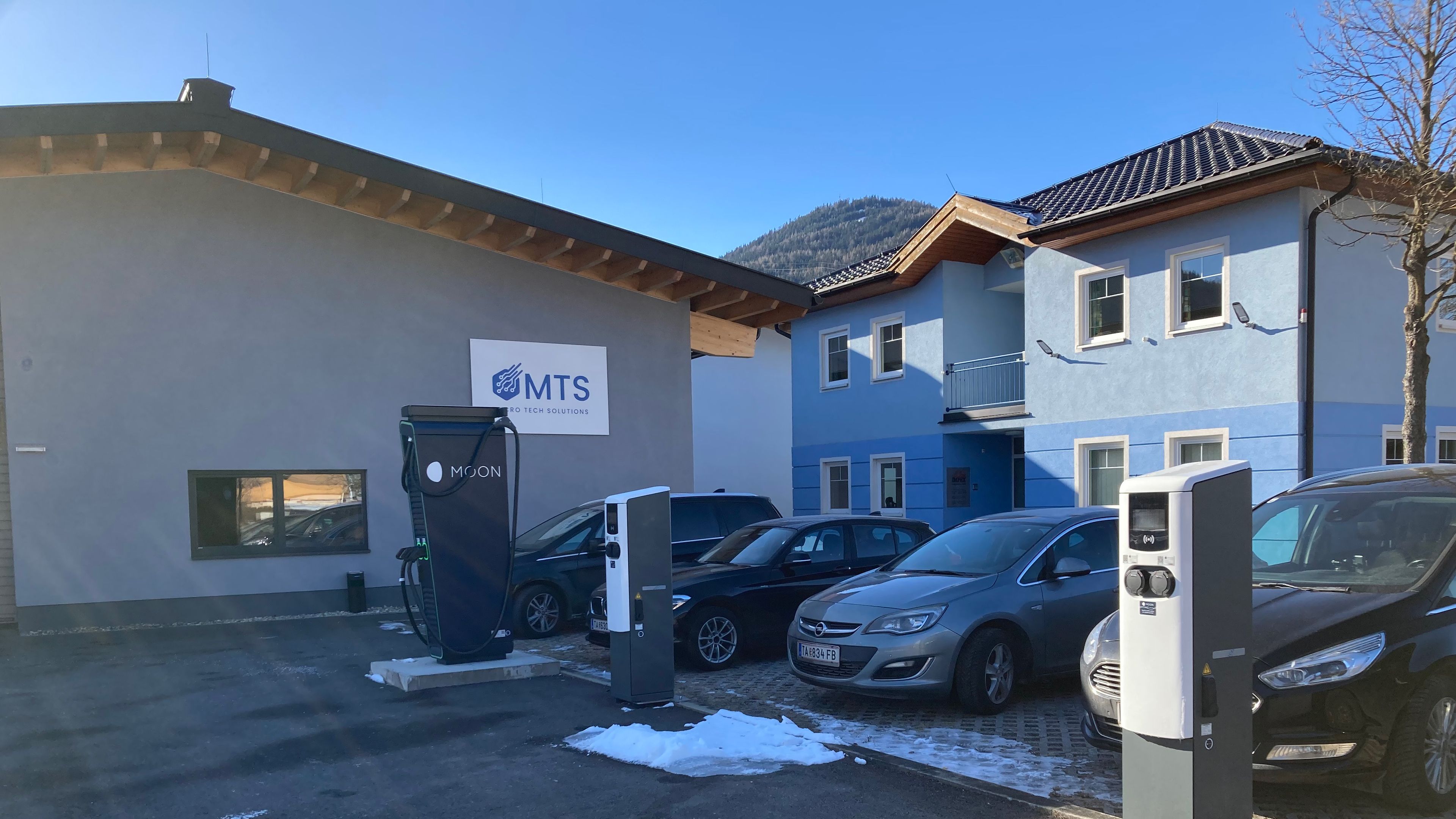 Gebäude Impex mit MOON-Ladestationen und einem MOON POWER Charger