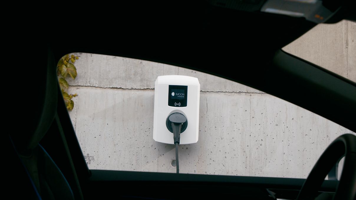 Wallbox an einer Wand aus einem Auto heraus fotografiert