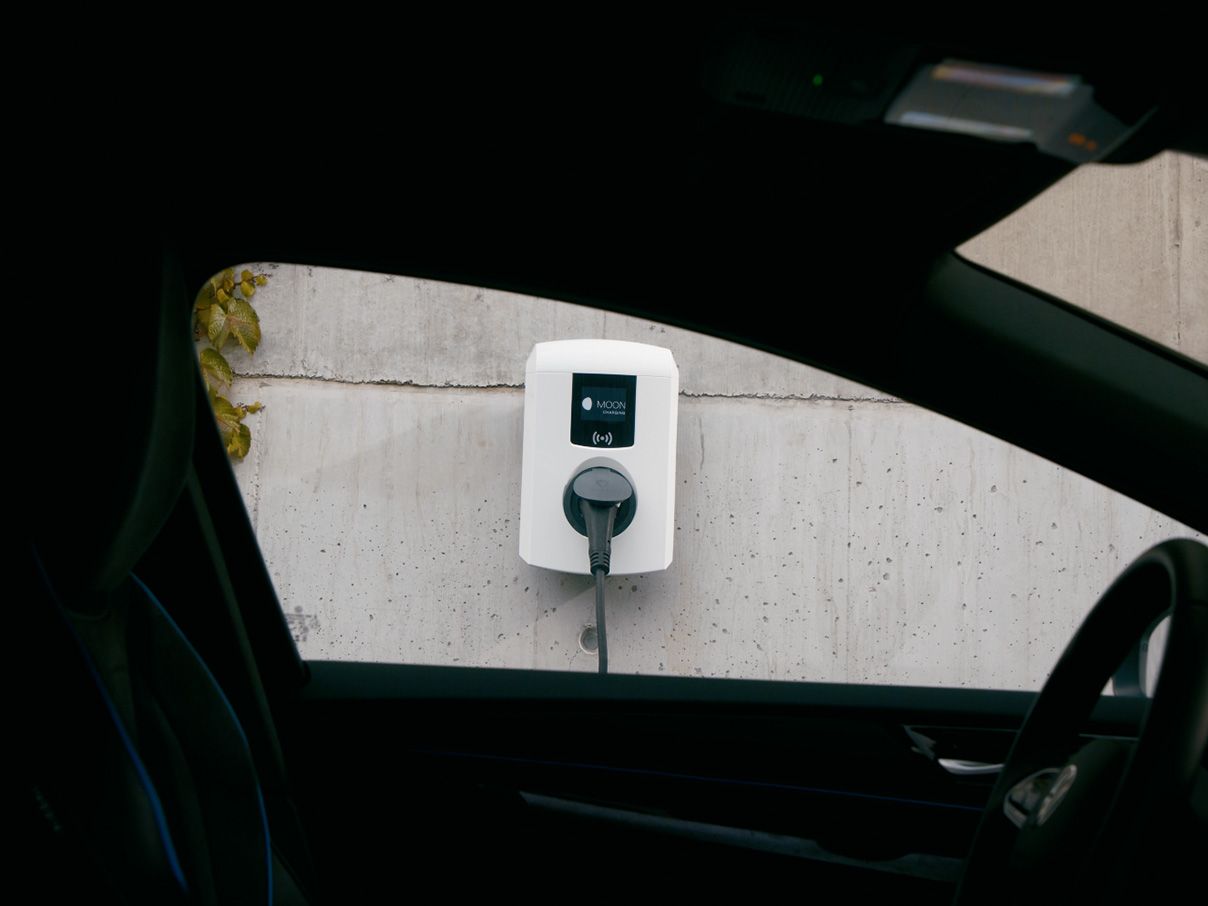 Wallbox an einer Wand aus einem Auto heraus fotografiert