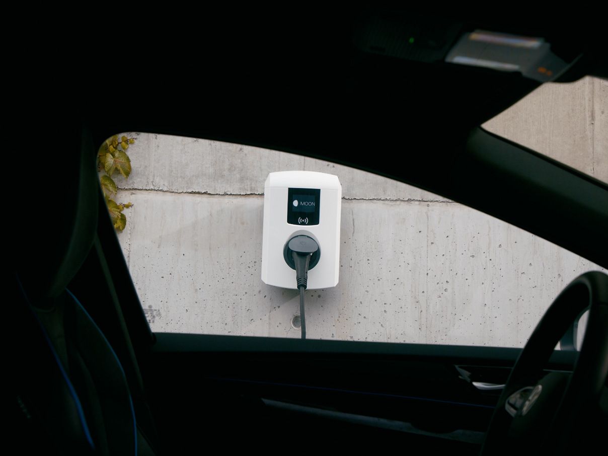 Wallbox an einer Wand aus einem E-Auto heraus fotografiert