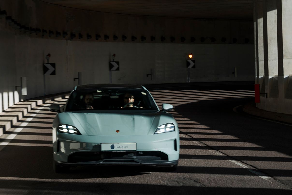Auto fährt durch einen halboffenen Tunnel