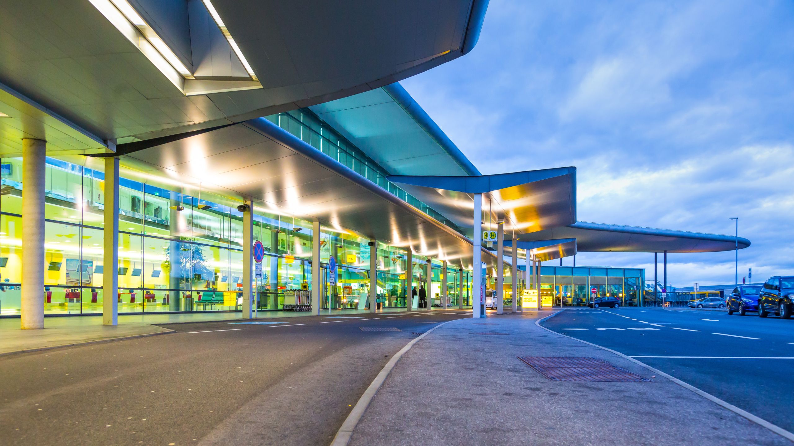 Flughafen Haupteingang seitlich
