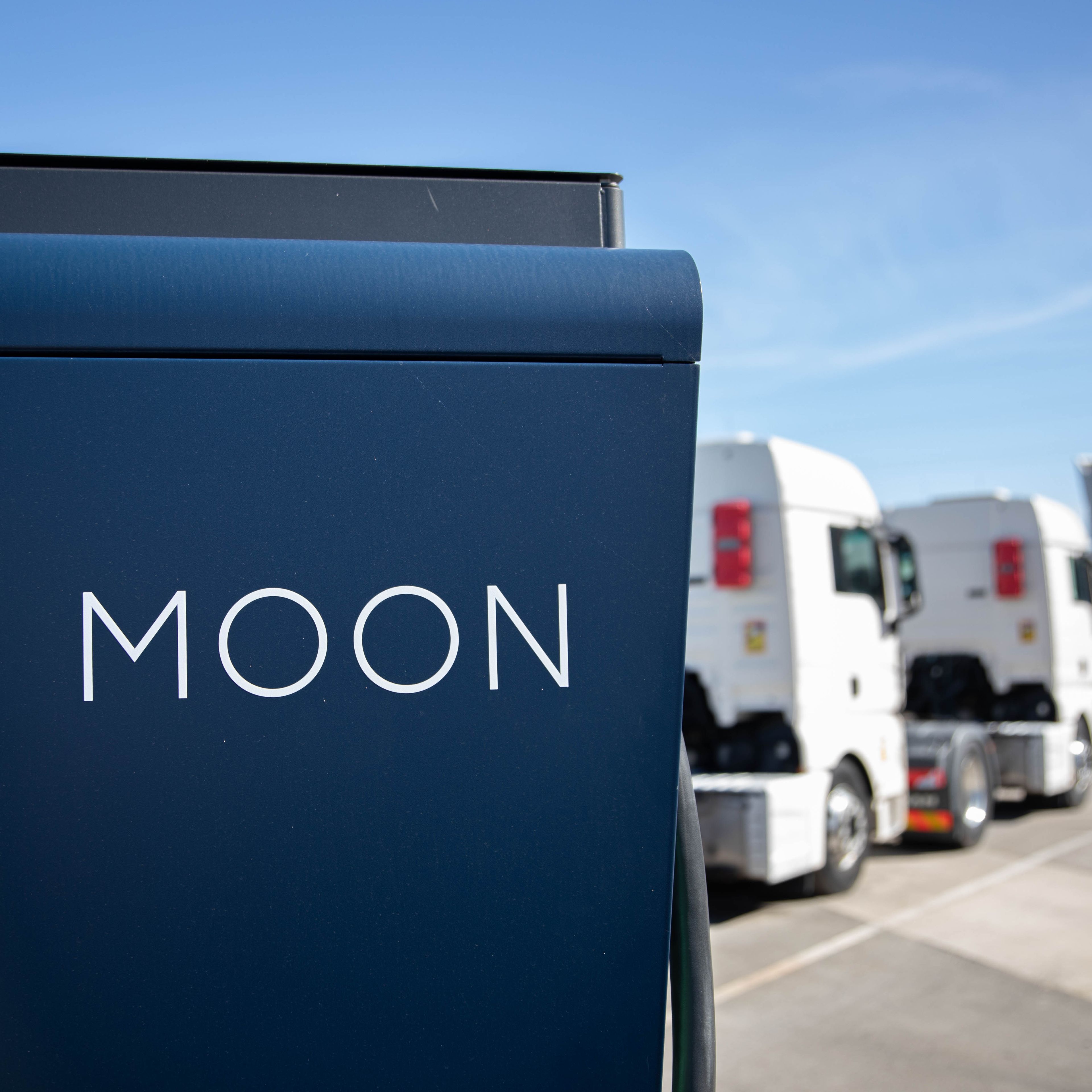 zwei LKWs stehen hinter einer HYC 200-400 Schnellladestation