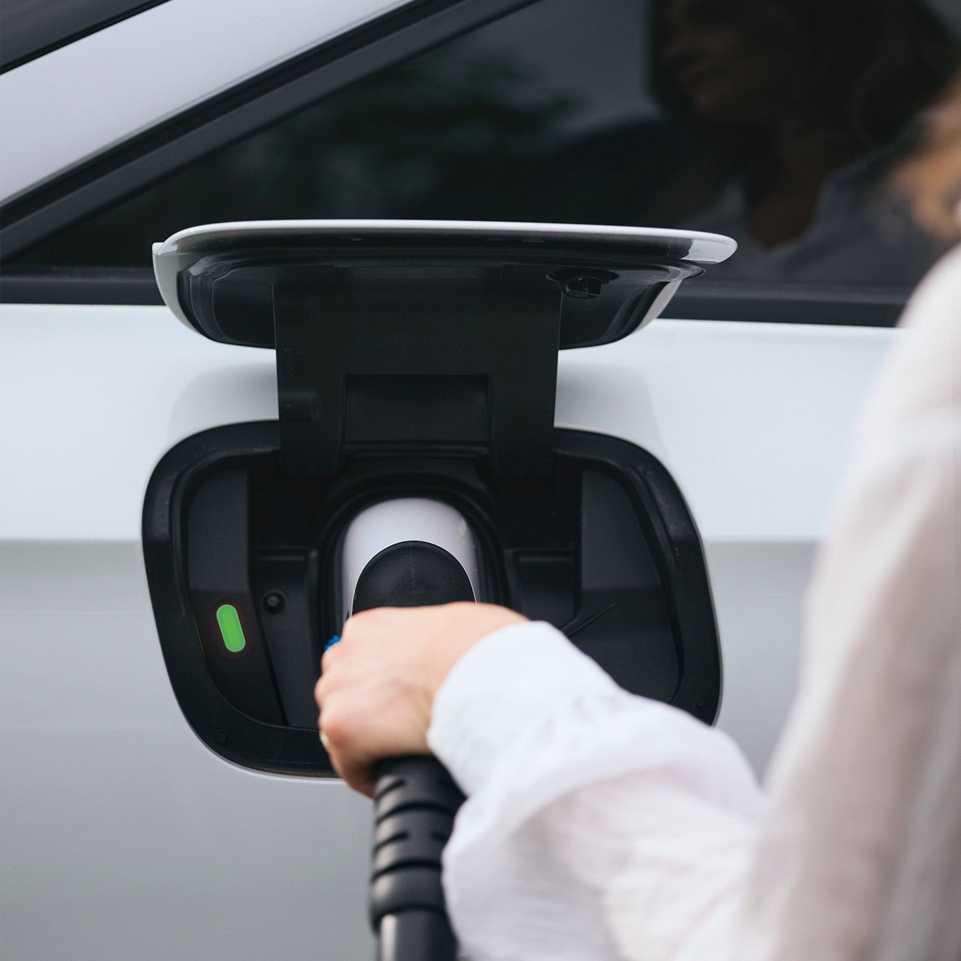 Zapfventil wird in ein Auto gesteckt