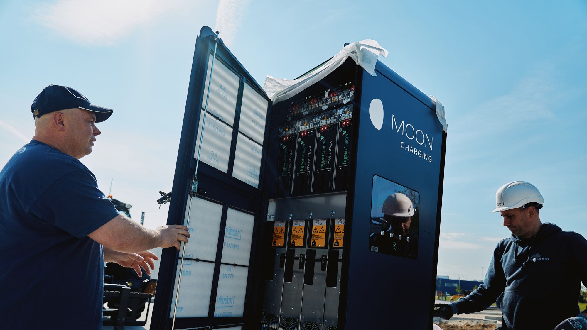 zwei Männer führen die Installation eines POWER Chargers durch