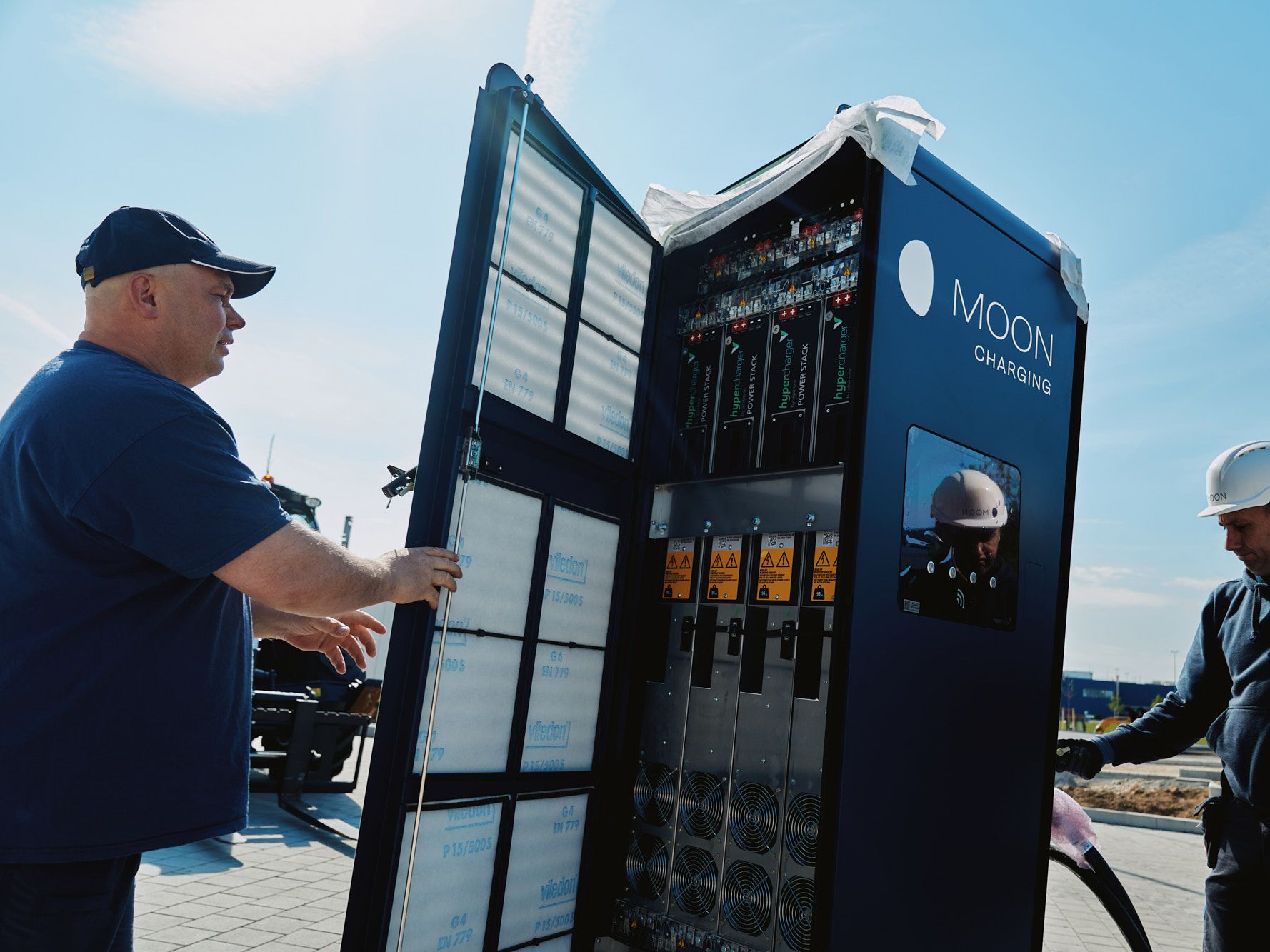 zwei Männer führen die Installation eines POWER Chargers durch