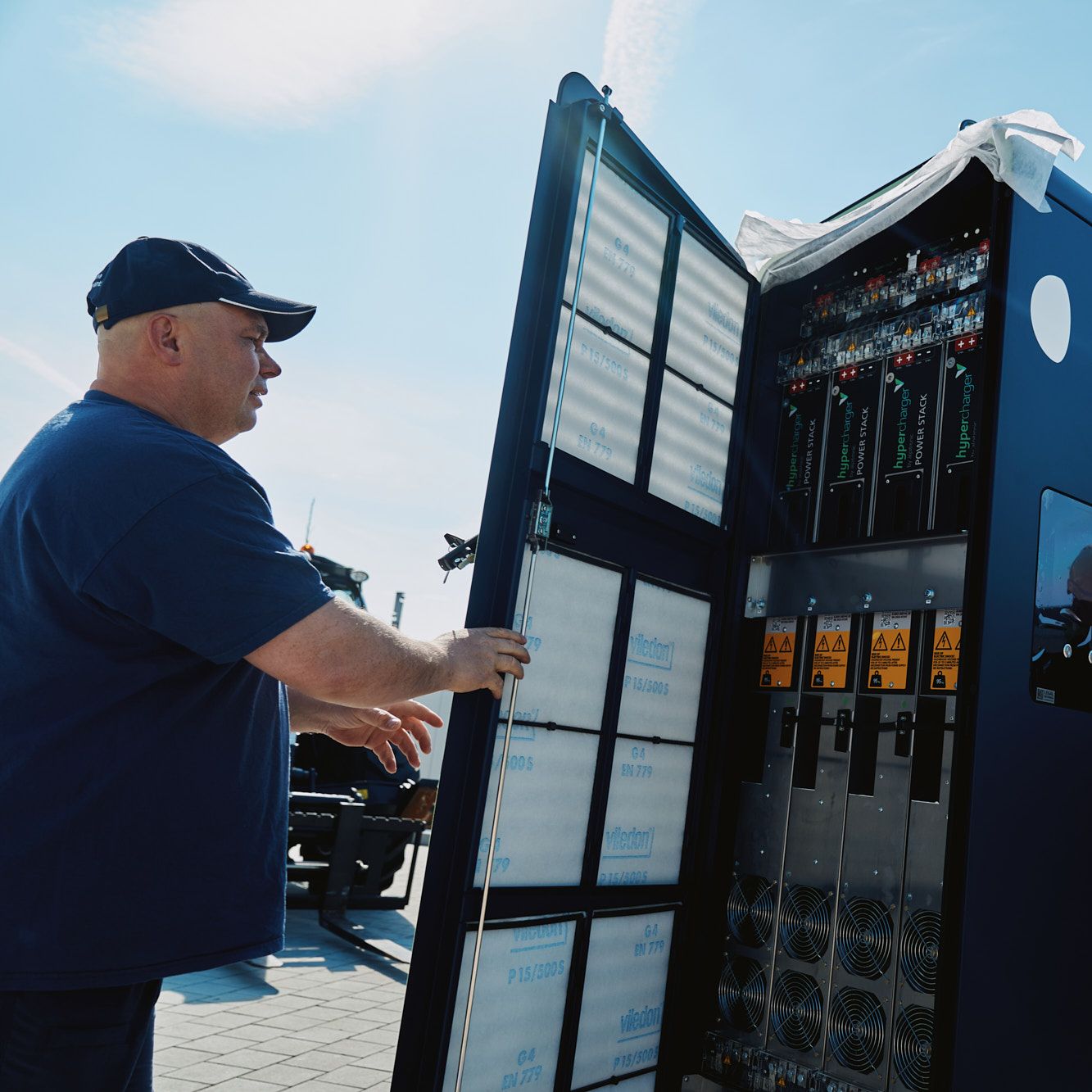 zwei Männer führen die Installation eines POWER Chargers durch