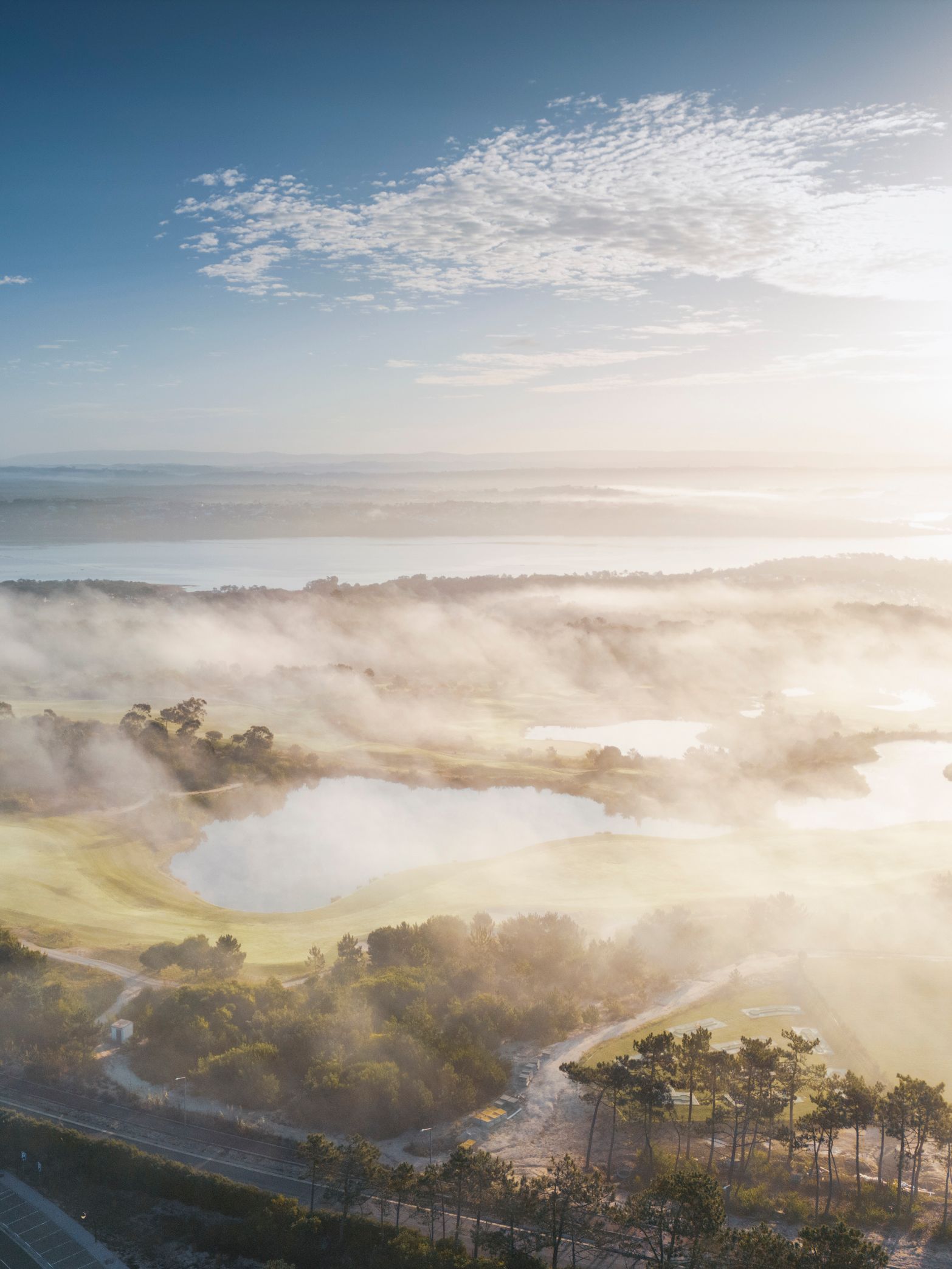 Landschaft mit Seen und Wolken