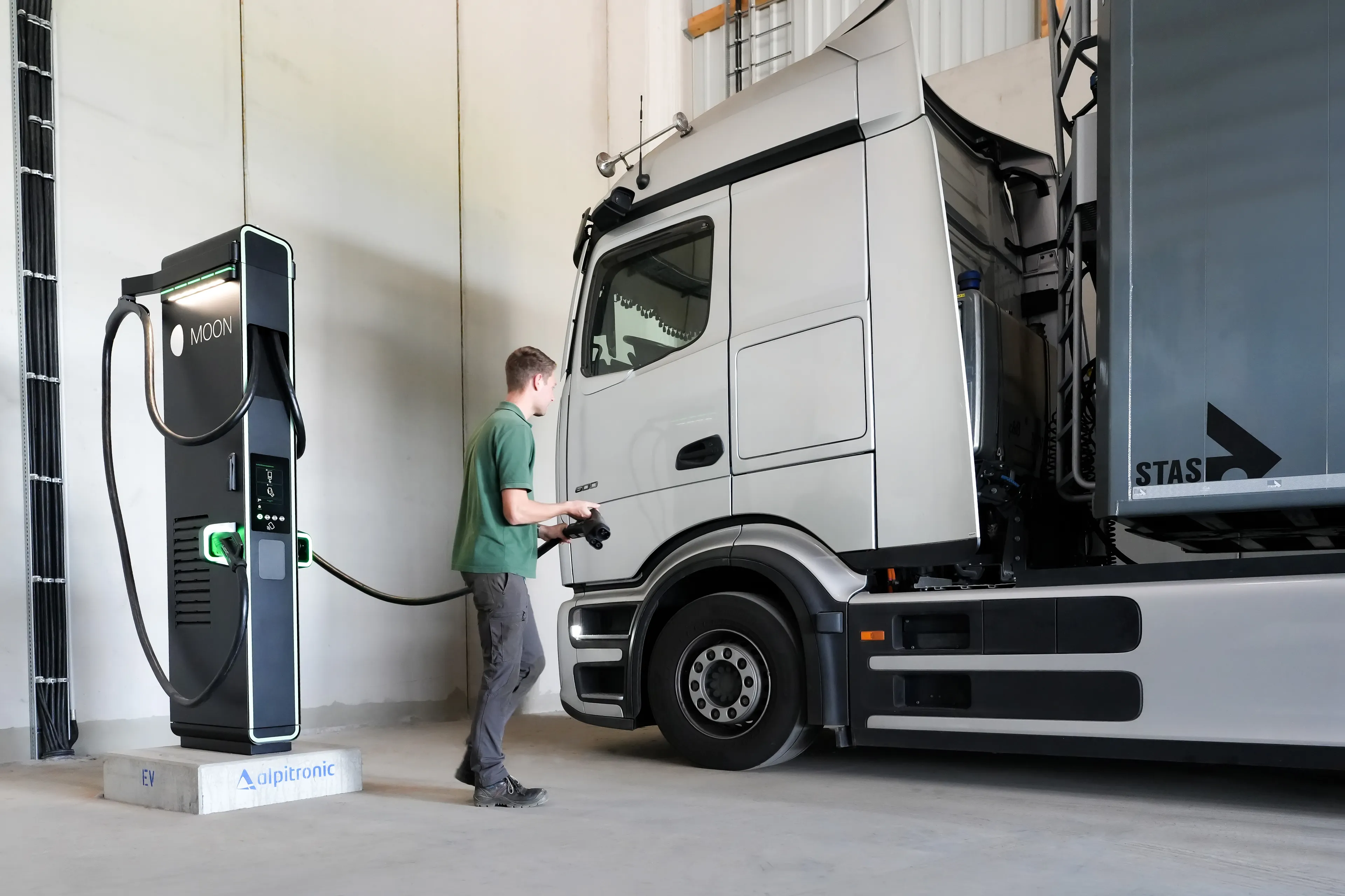 E-Lkw Fahrer lädt E-Lkw mit MOON POWER Charger HYC 1000