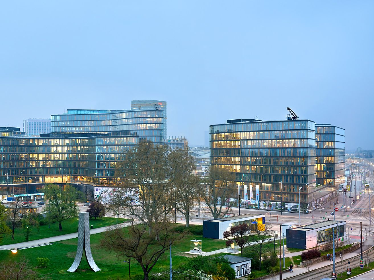Bausparkasse Gebäude mit Park im Vordergrund