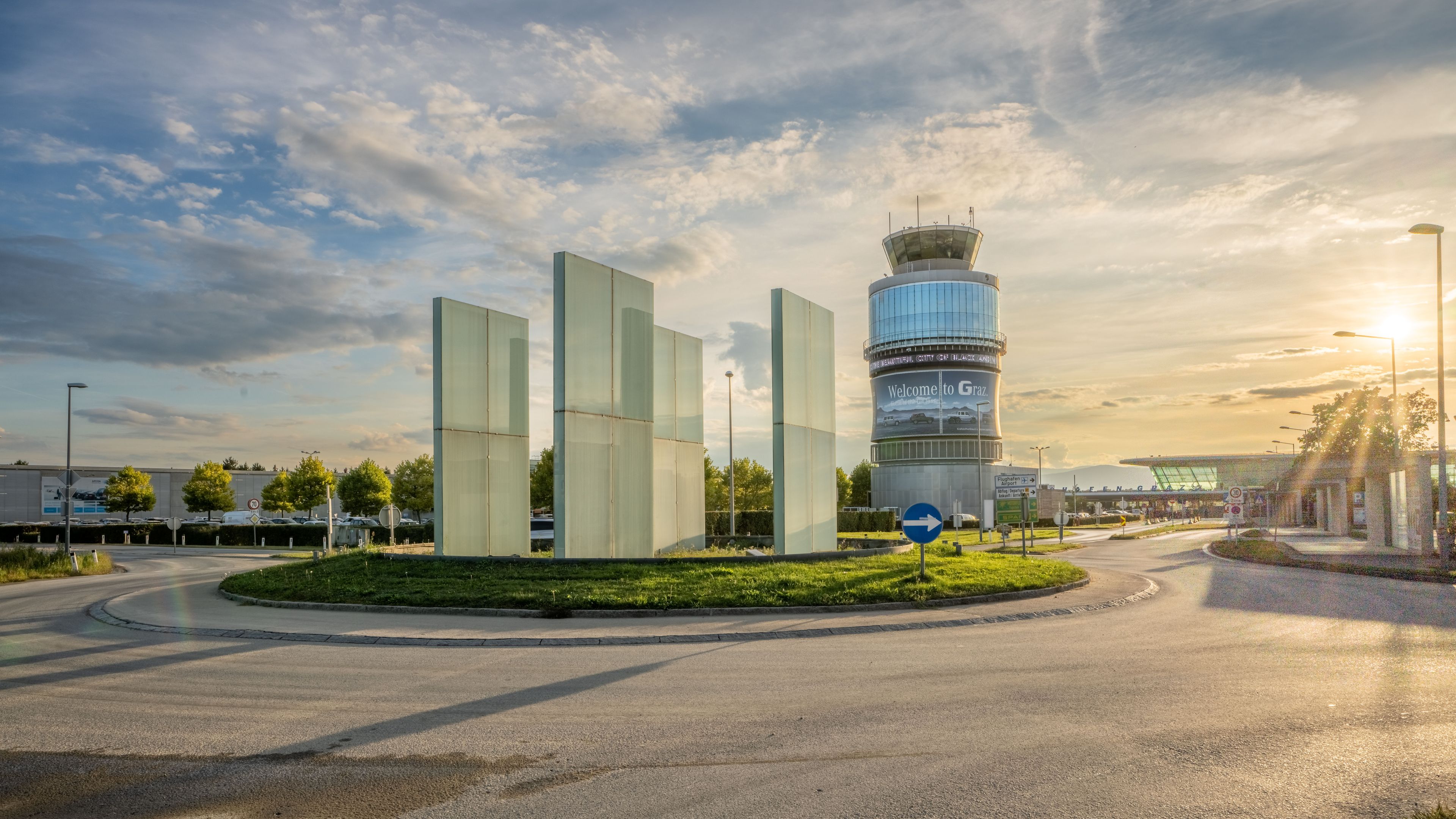 Kreisverkehr vor einem Flughafen