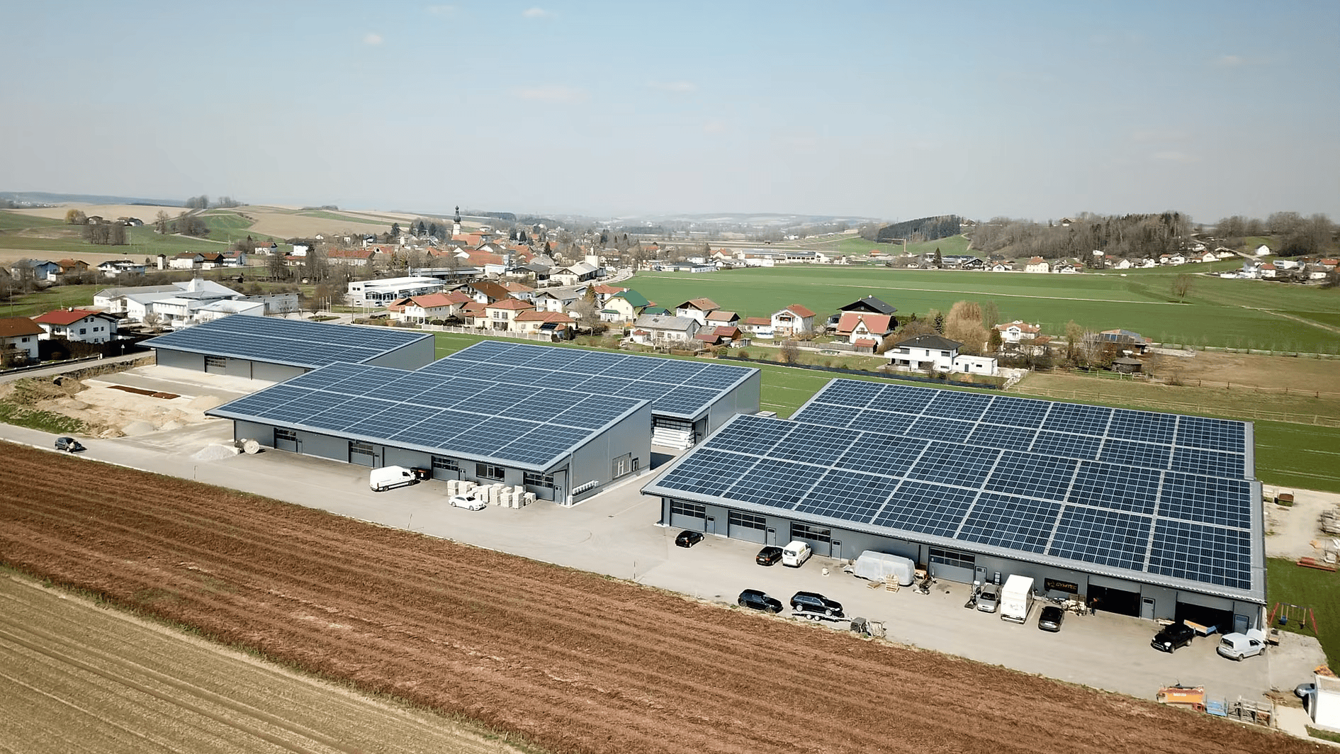 Photovoltaikanlage auf den Dächern mehrerer Gebäude
