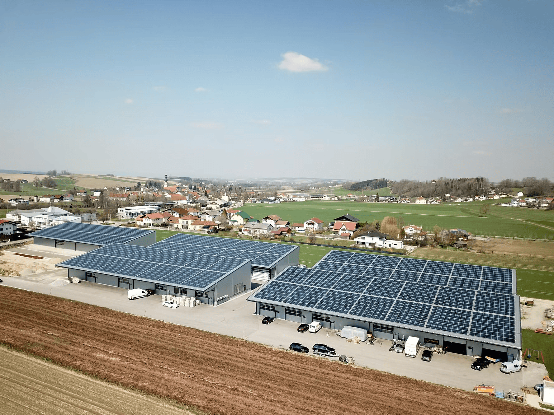 Photovoltaikanlage auf den Dächern mehrerer Gebäude