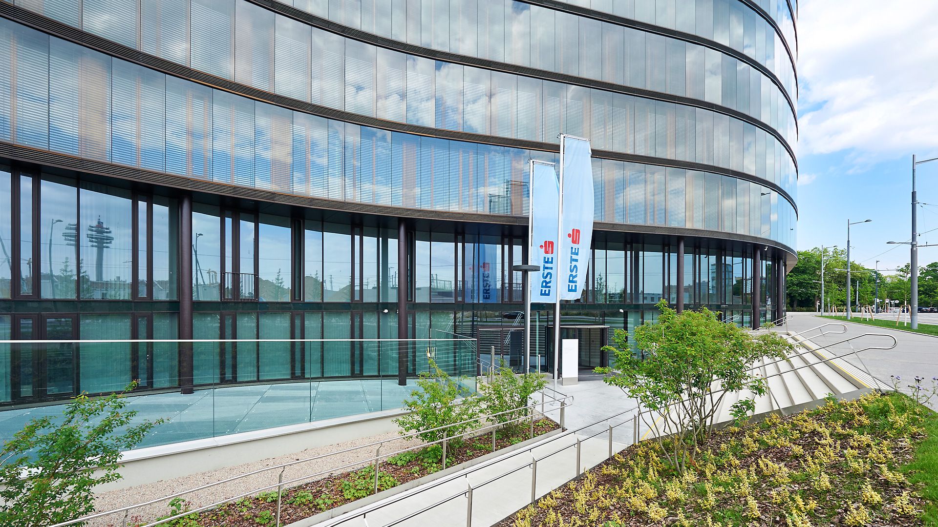 Bausparkasse Gebäude mit zwei Fahnen davor
