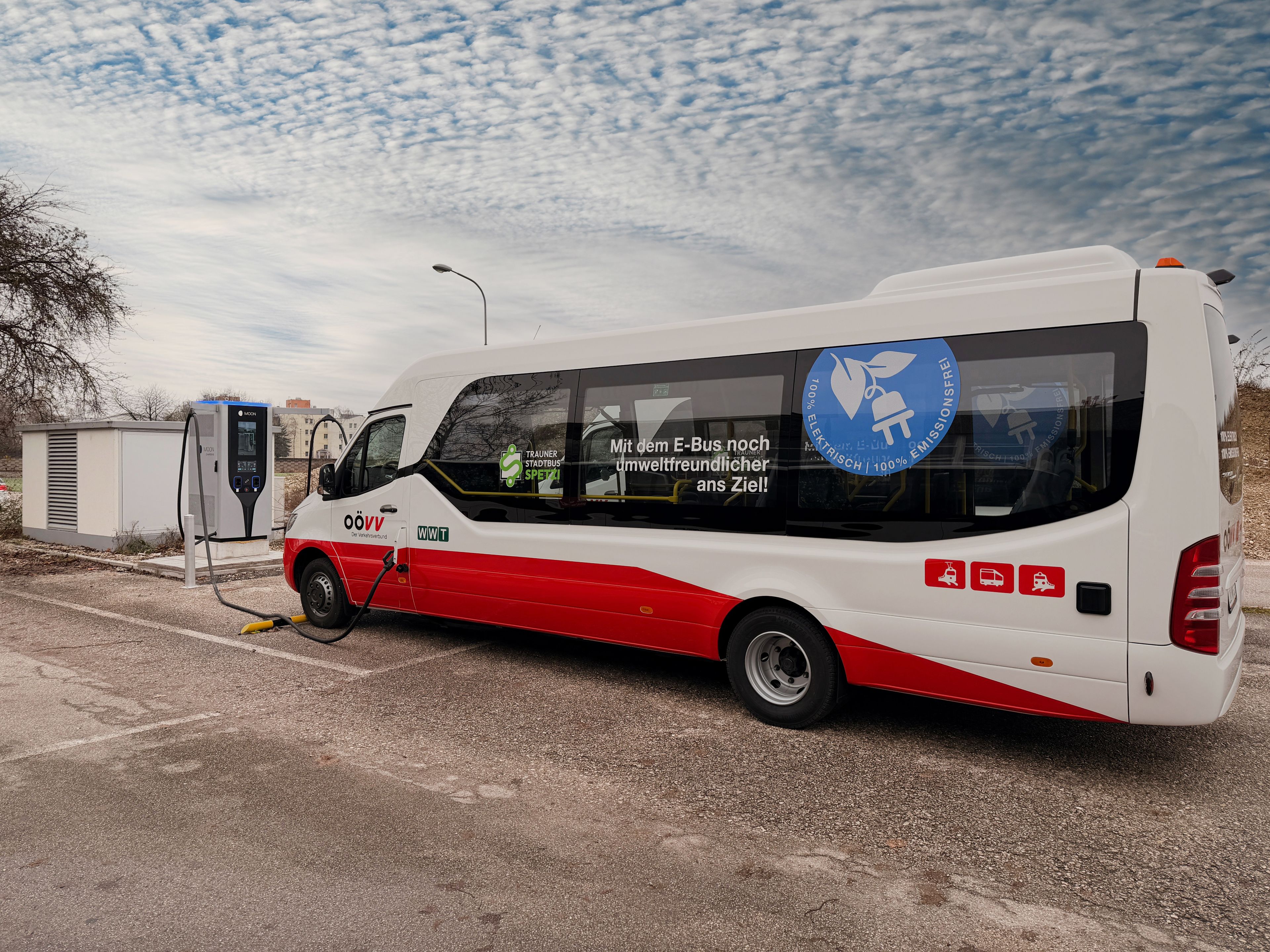 Spetzi E-Bus lädt an einer POWER Charger C7 Ladestation
