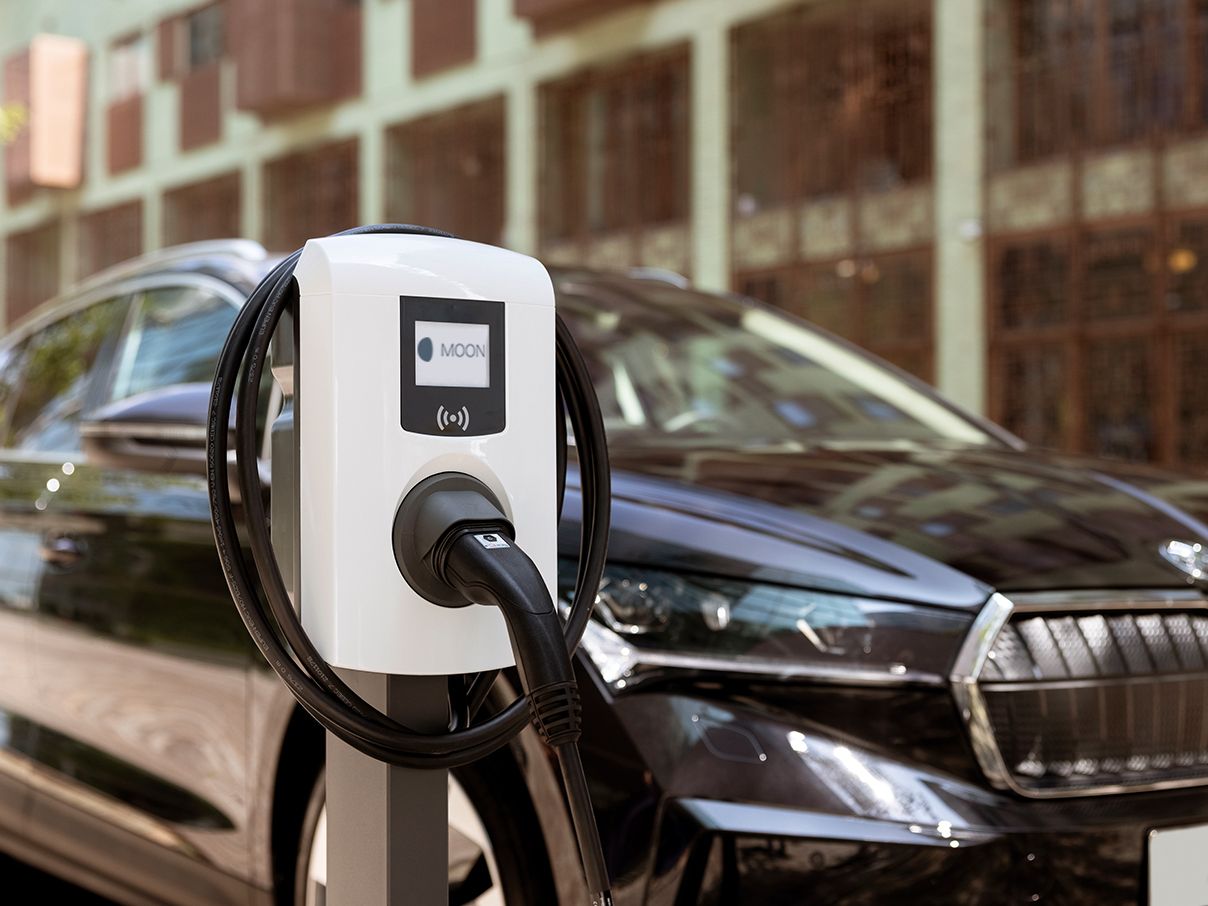 Wallbox vor einem E-Auto 