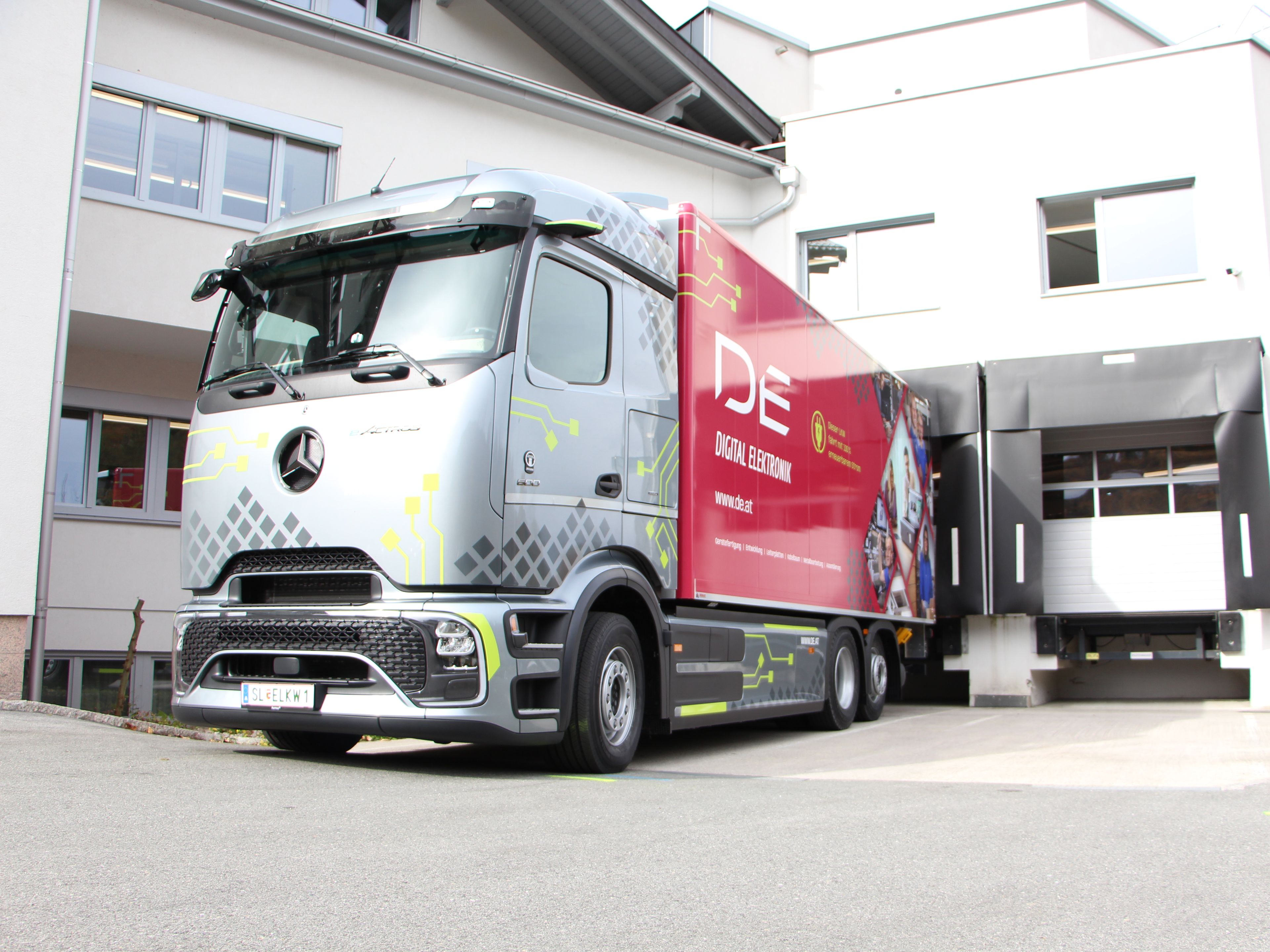 E-Lkw von Digital Elektronik lädt mit POWER Charger HYC 50