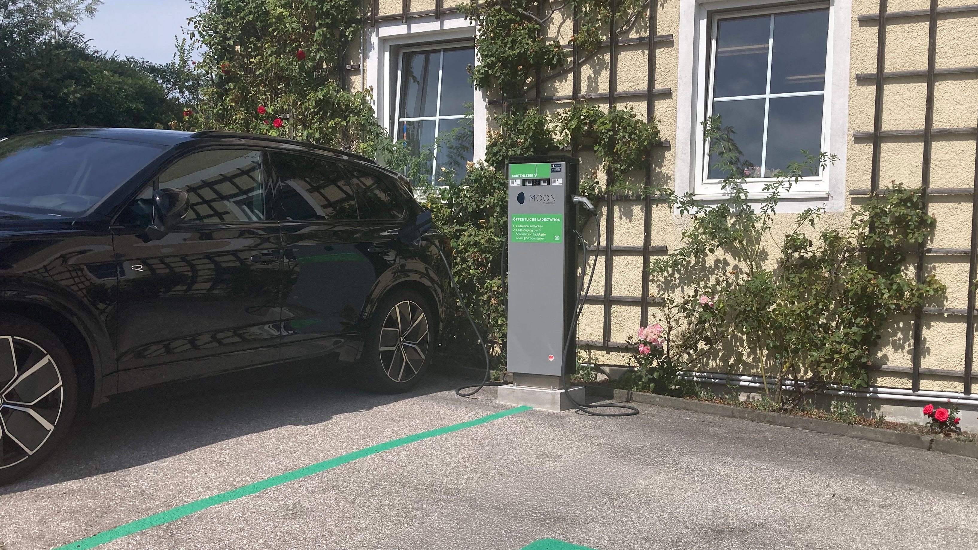 E-Parkplatz mit MOON-Ladestation