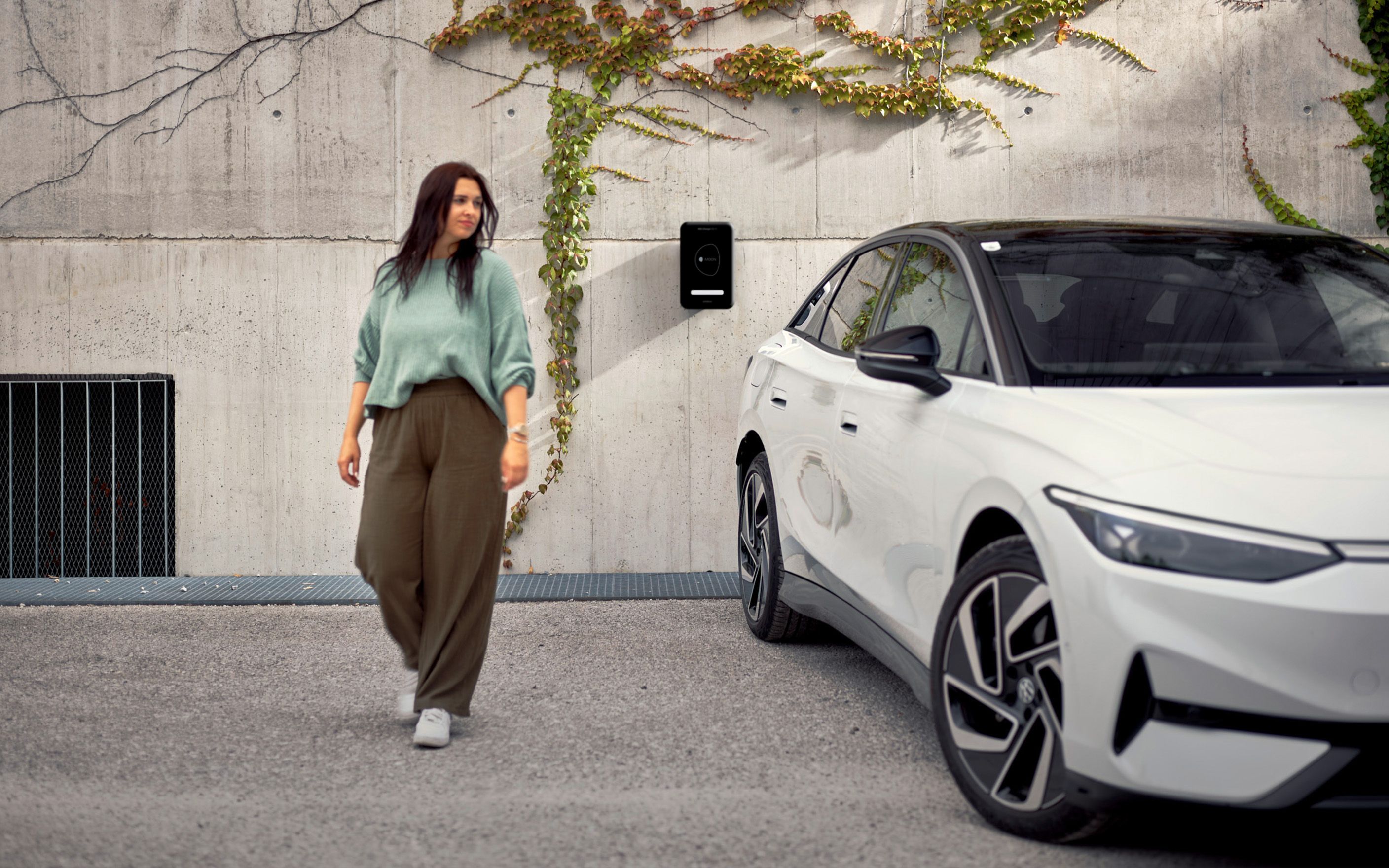 MOON POWER BiDi Charger an der Wand hinter einem Auto