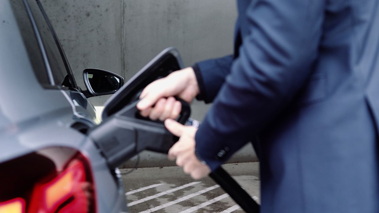 Zapfventil wird in ein Auto gesteckt