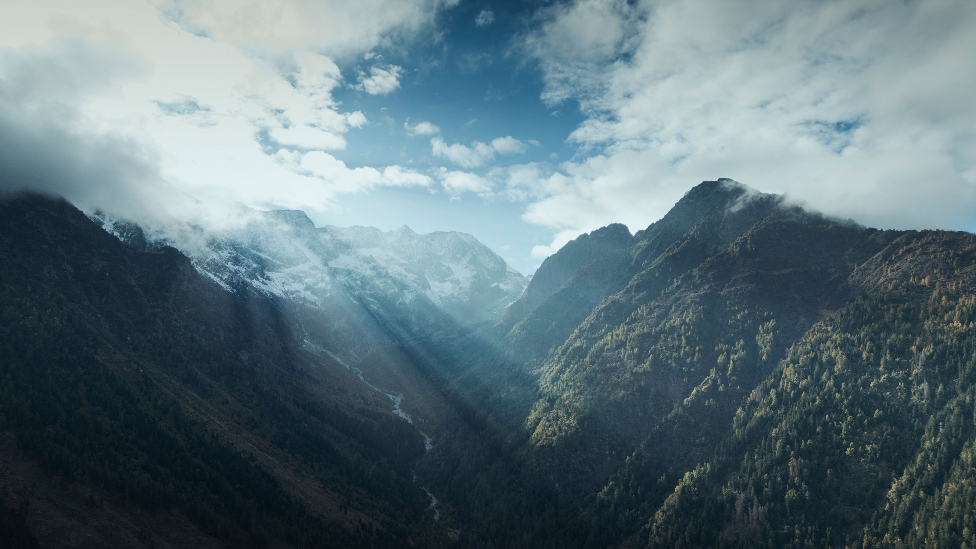 Berglandschaft mit Wolken