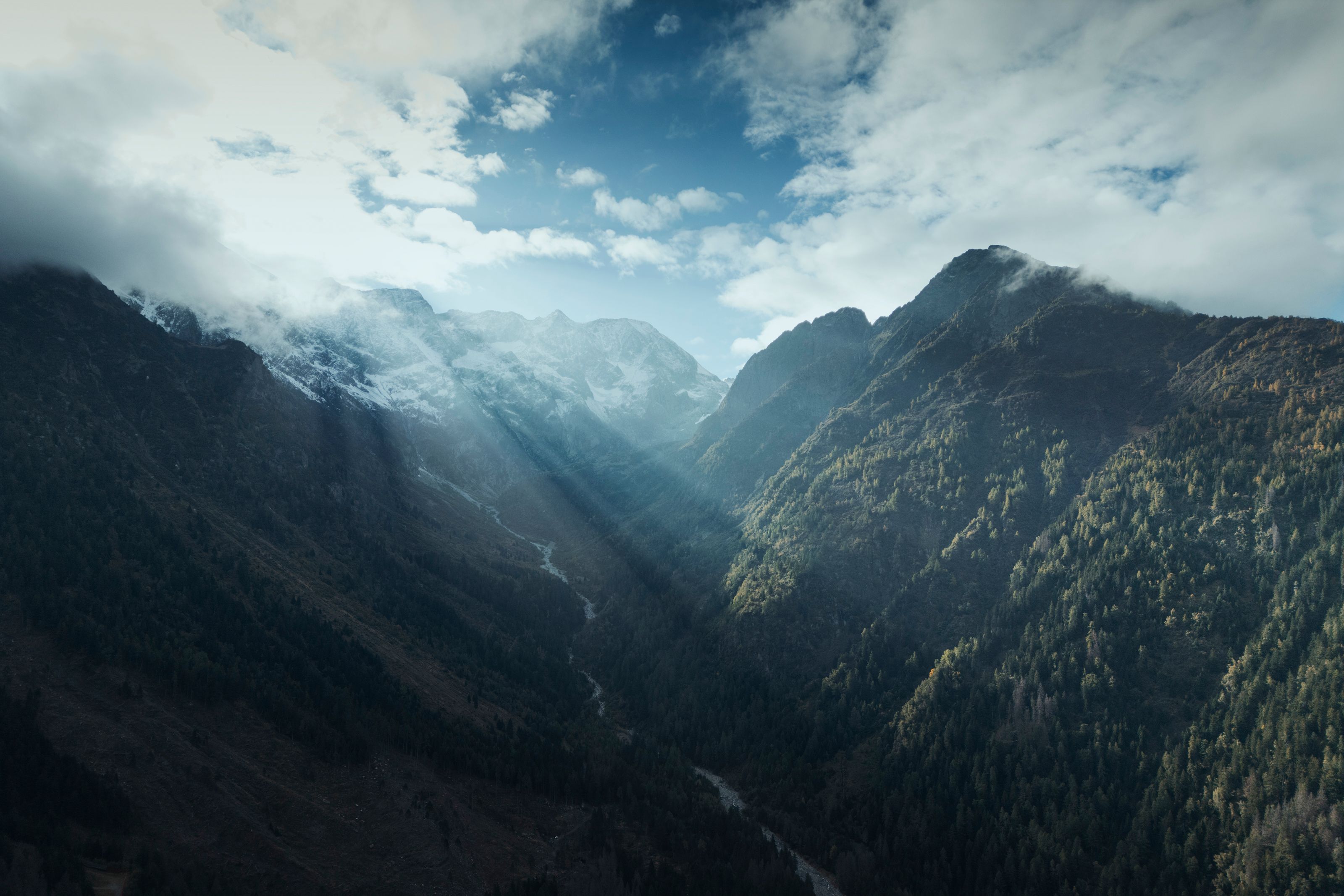 Berglandschaft mit Wolken