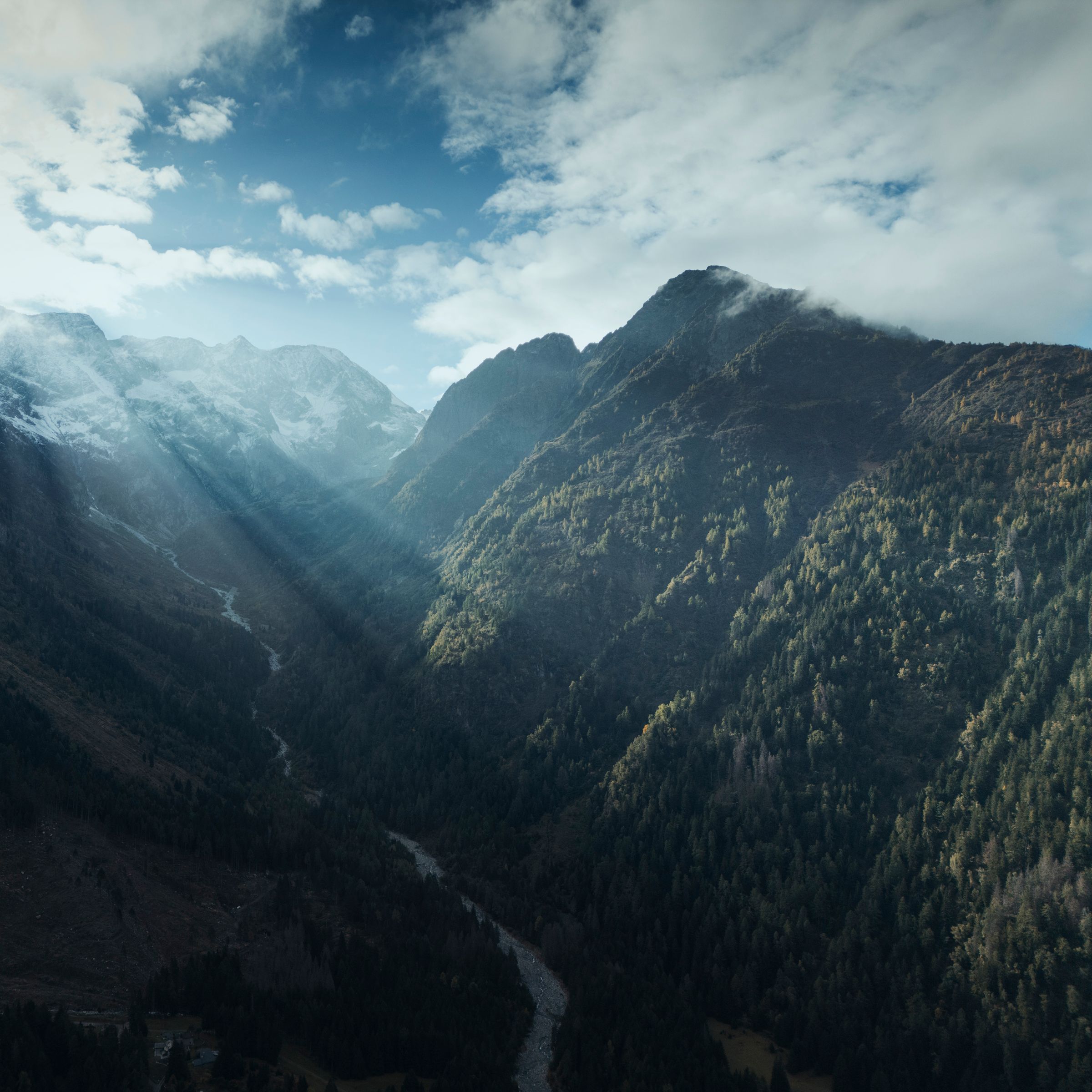 Berglandschaft mit Wolken