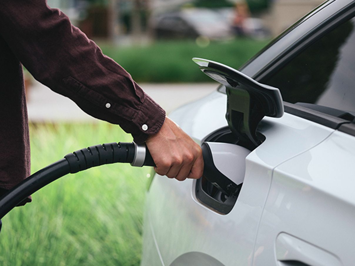 Zapfventil wird in Auto gesteckt