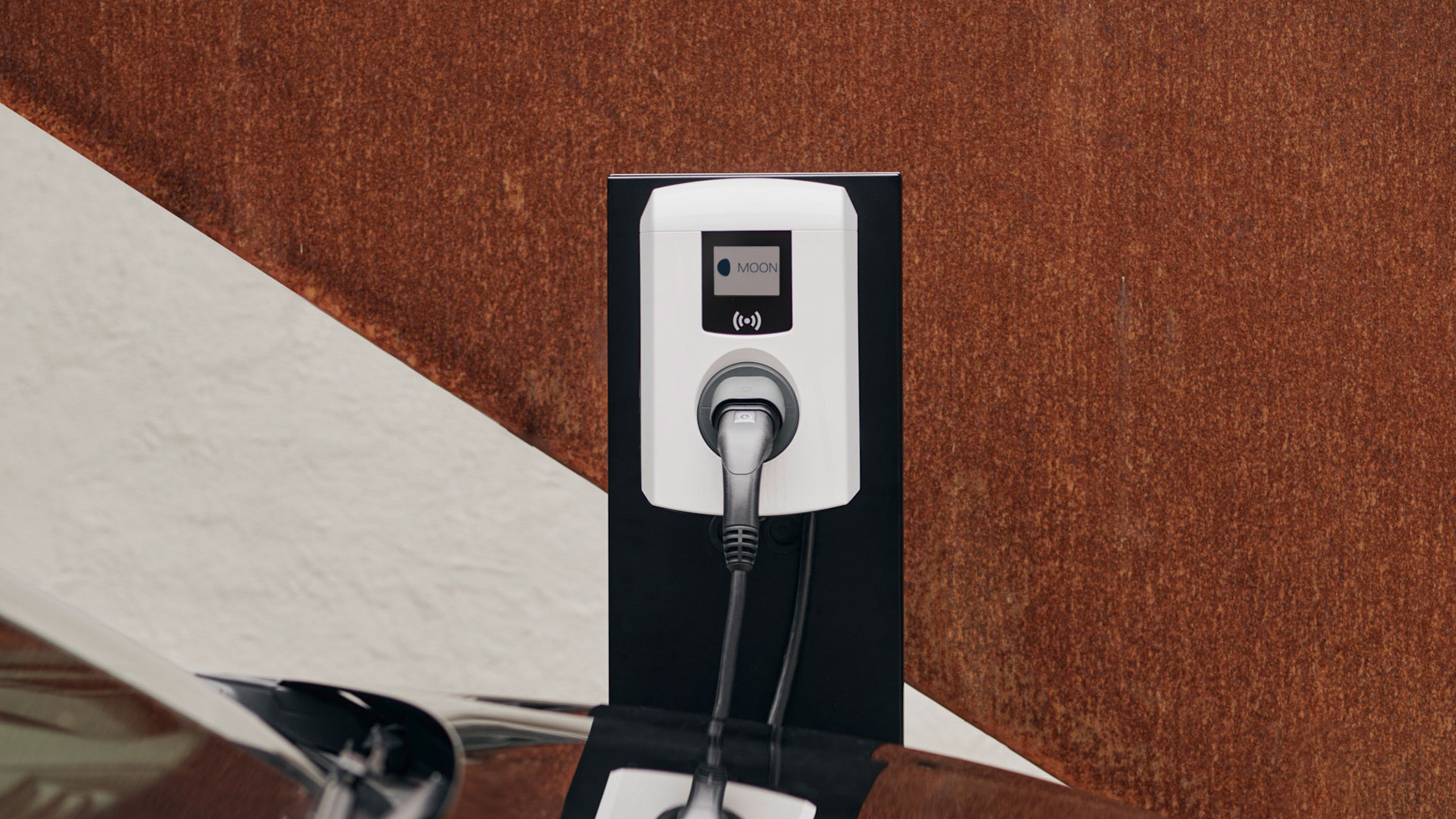 Wallbox hinter einem E-Auto