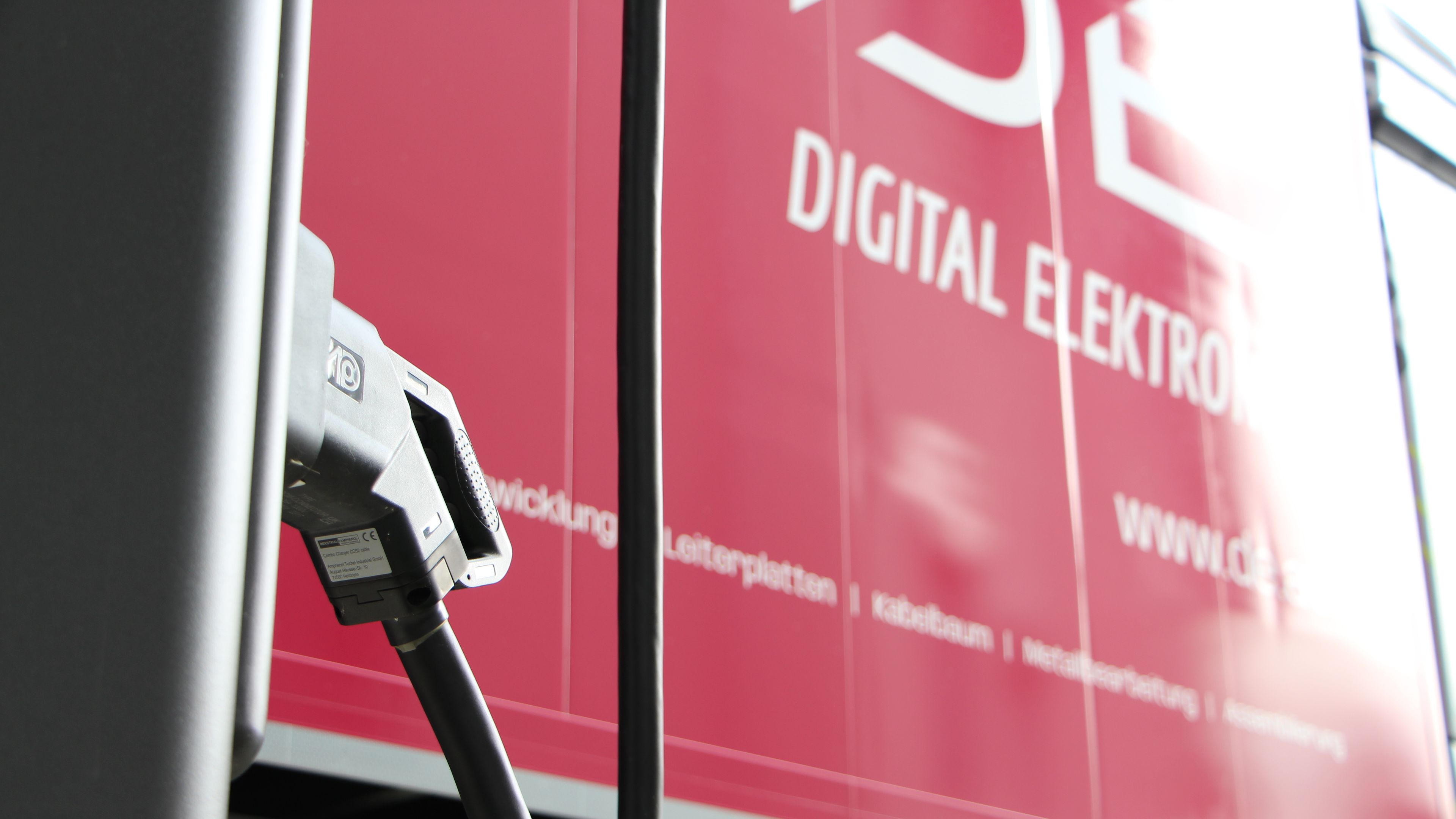 Stecker vor E-Lkw von Digital Elektronik