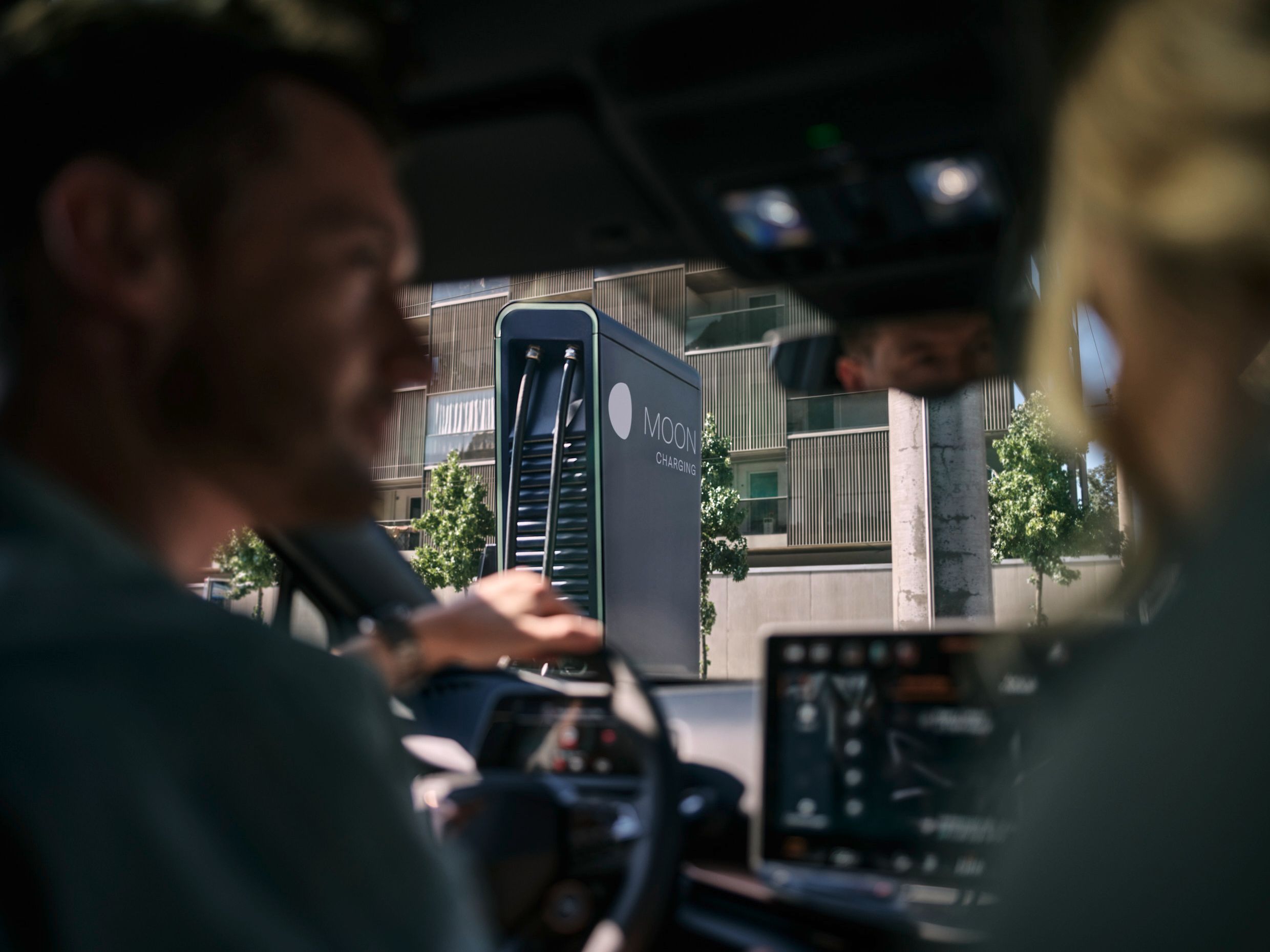 zwei Personen in einem Auto