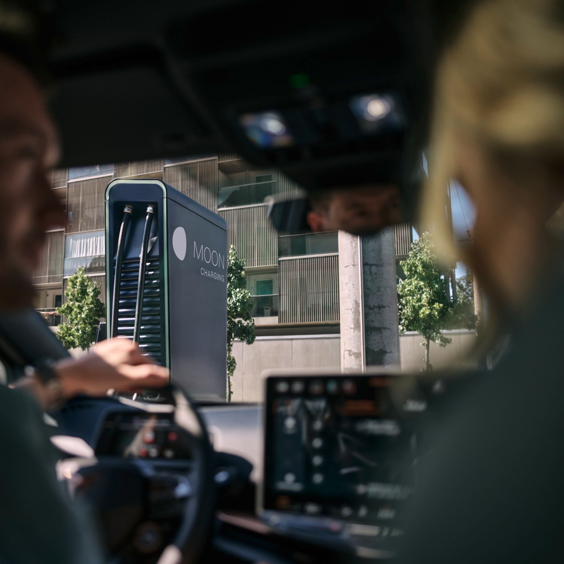 zwei Personen in einem Auto
