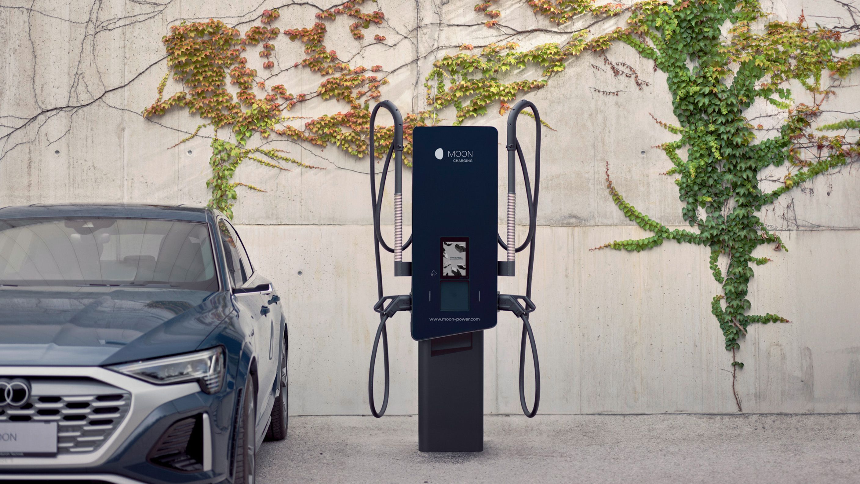 Ladestation neben einem Auto