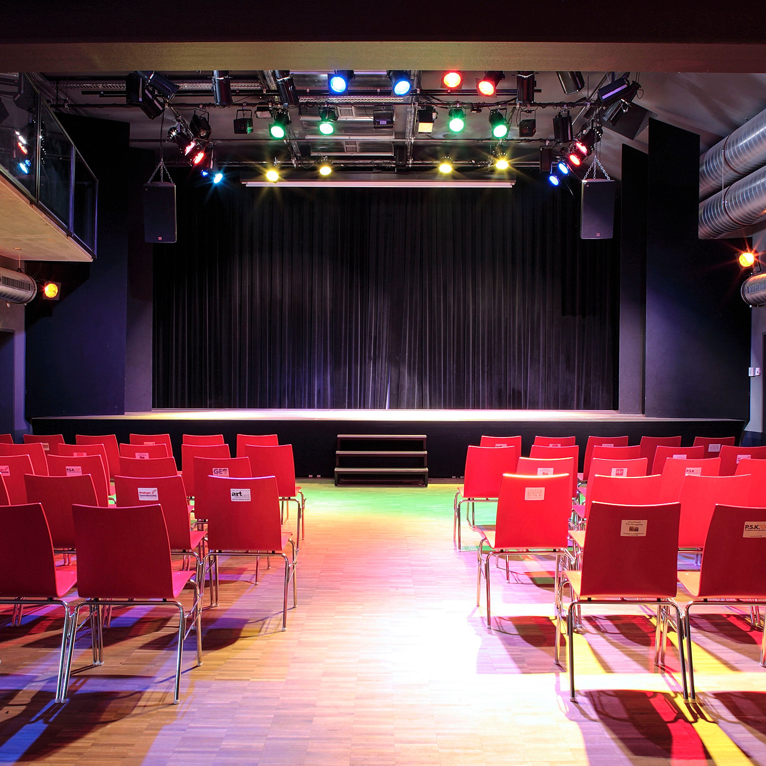 Innenansicht des Emailwerk Seekirche am Wallersee mit Bühne und Sessel
