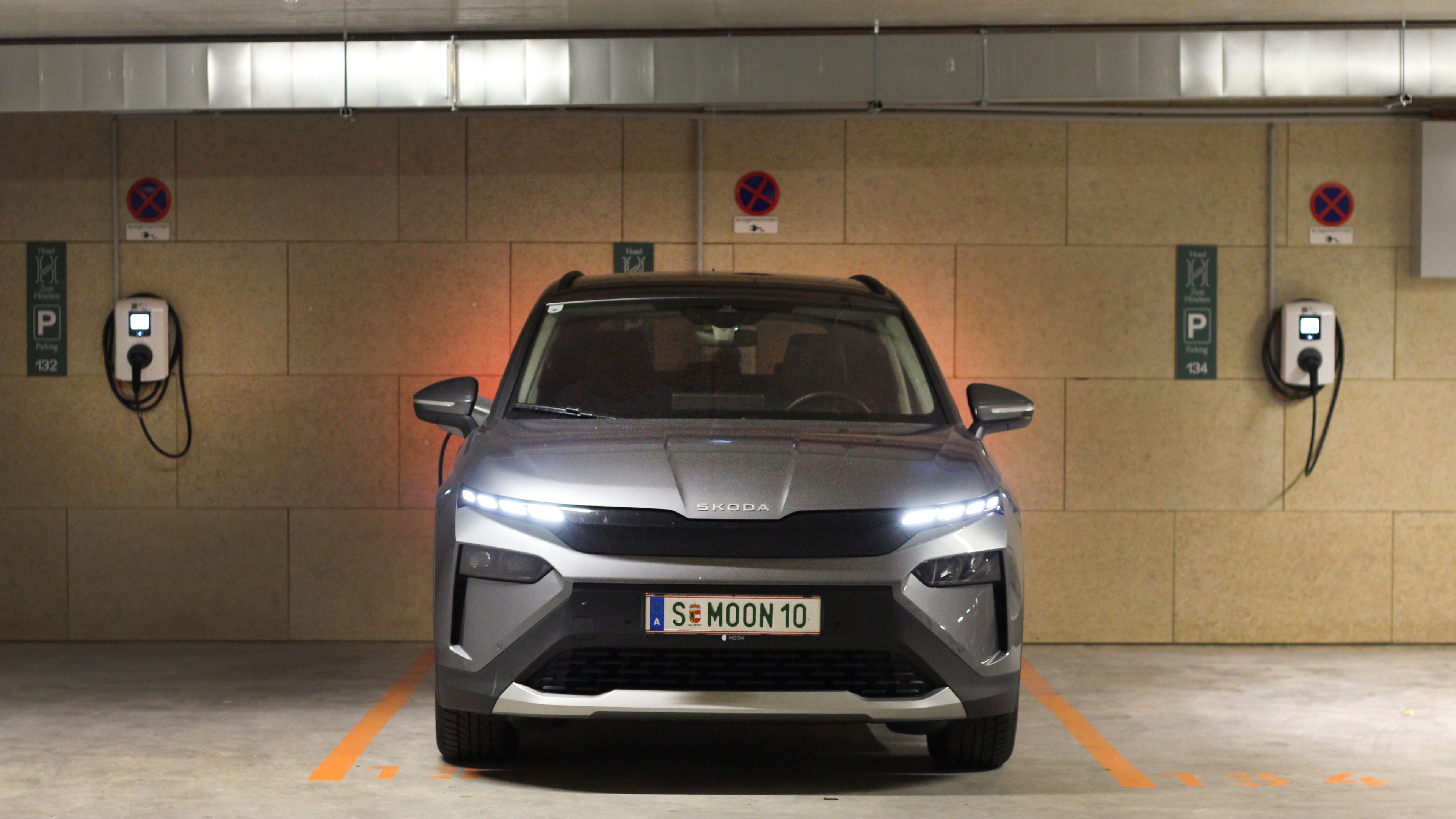 Skoda zwischen zwei MOON Charger Pro-line Wallboxen in der Tiefgarage vom Hotel Zum Hirschen