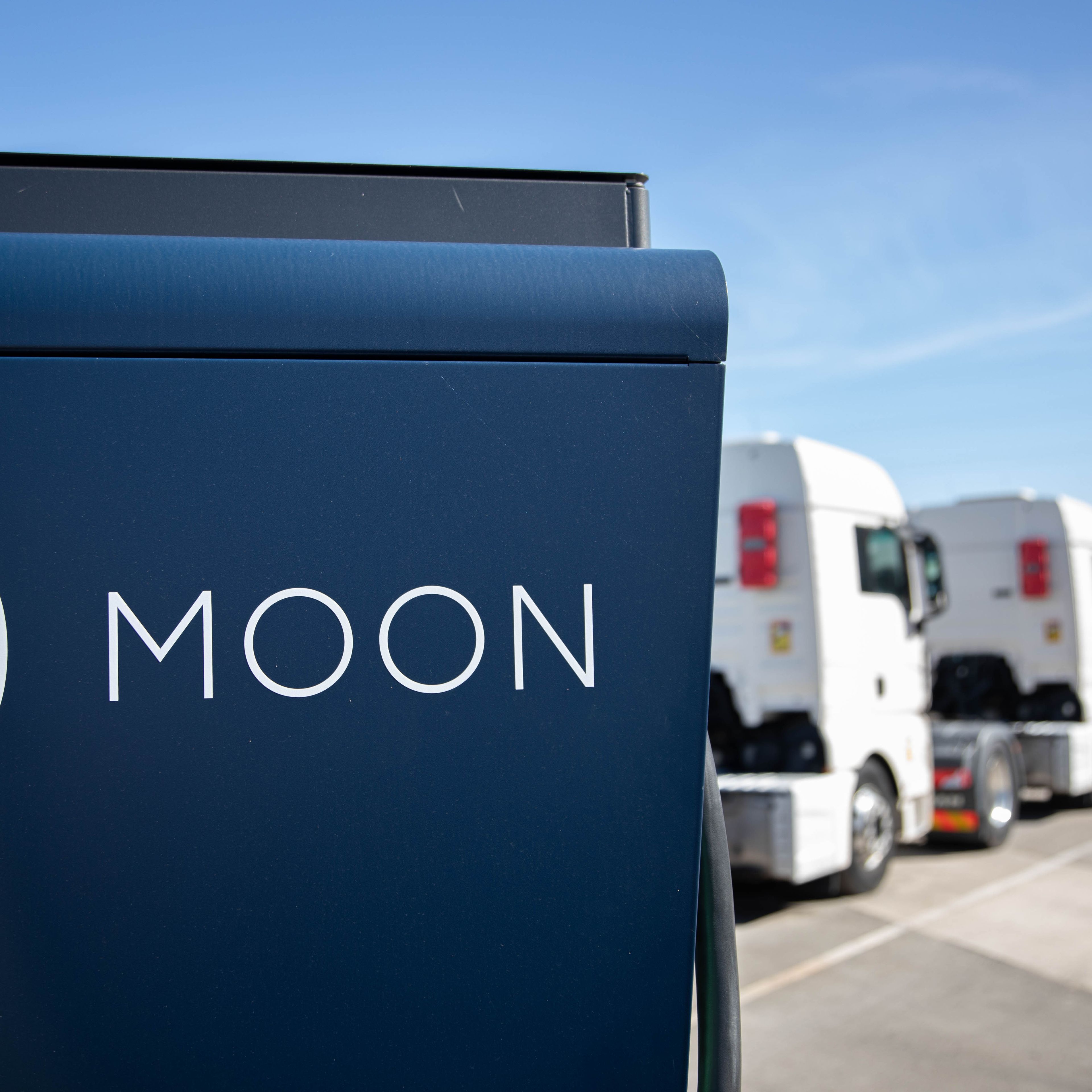 zwei LKWs stehen hinter einer HYC 200-400 Schnellladestation