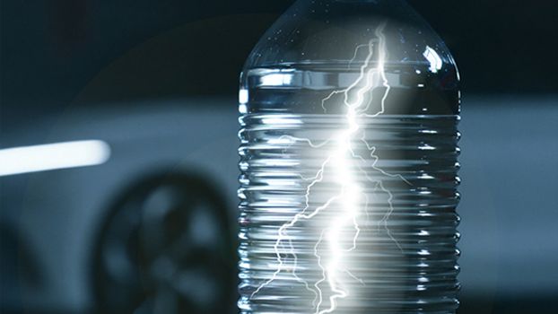Hydration Break Flasche mit Blitz im Hintergrund ein Auto