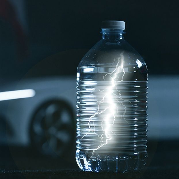 Hydration Break Flasche mit Blitz im Hintergrund ein Auto