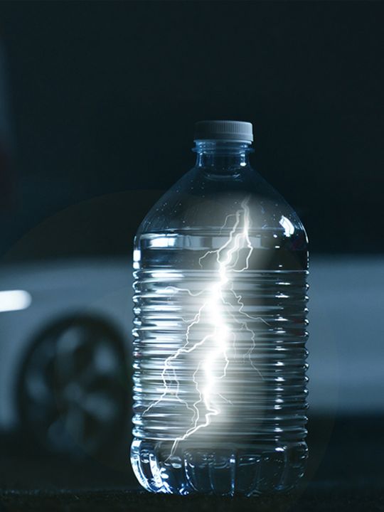 Hydration Break Flasche mit Blitz im Hintergrund ein Auto