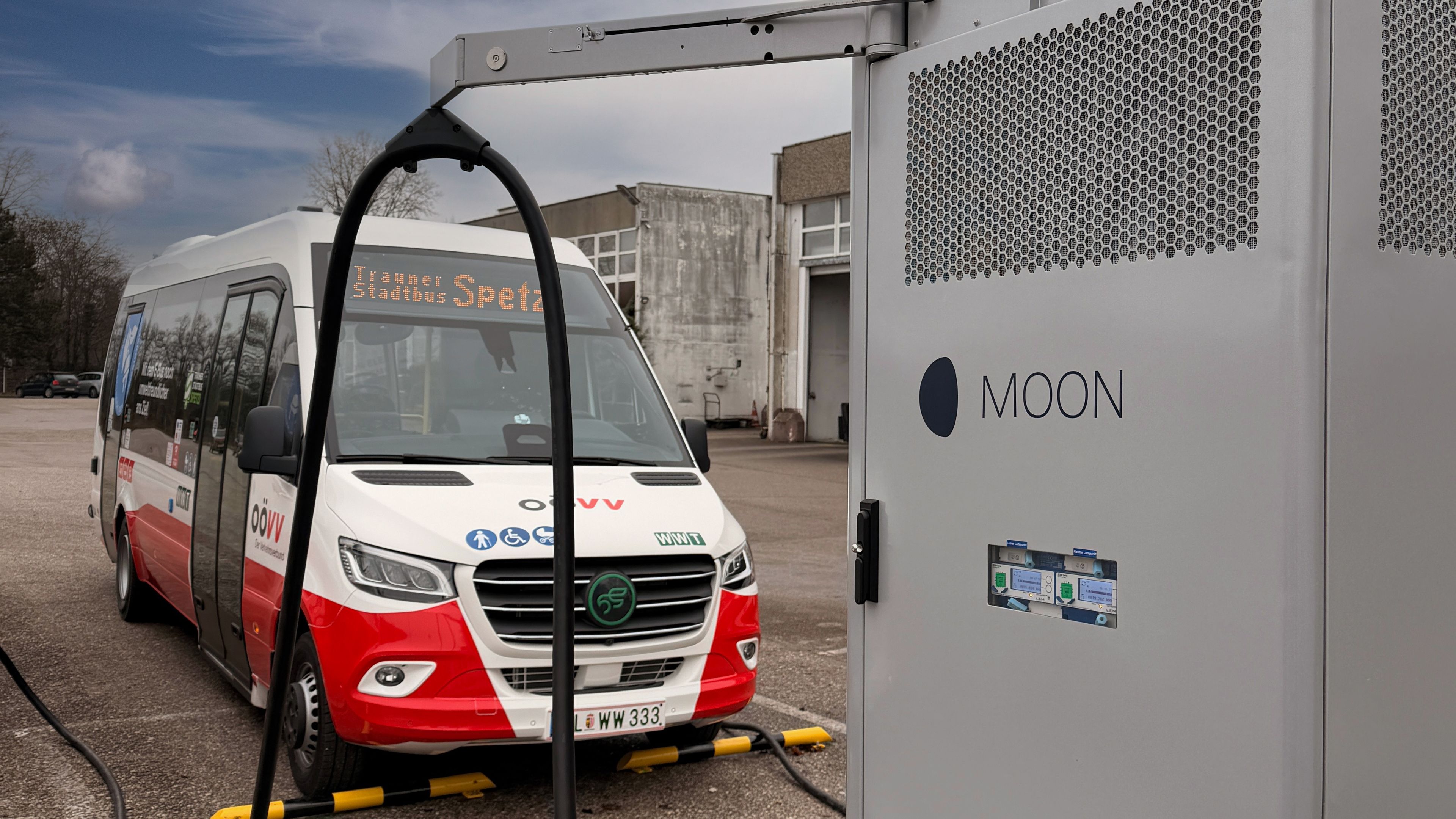 Spetzi Bus lädt an einem POWER Charger C7