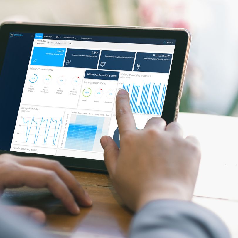 B-MoRe Abrechnungssystem auf Tablet wird bedient