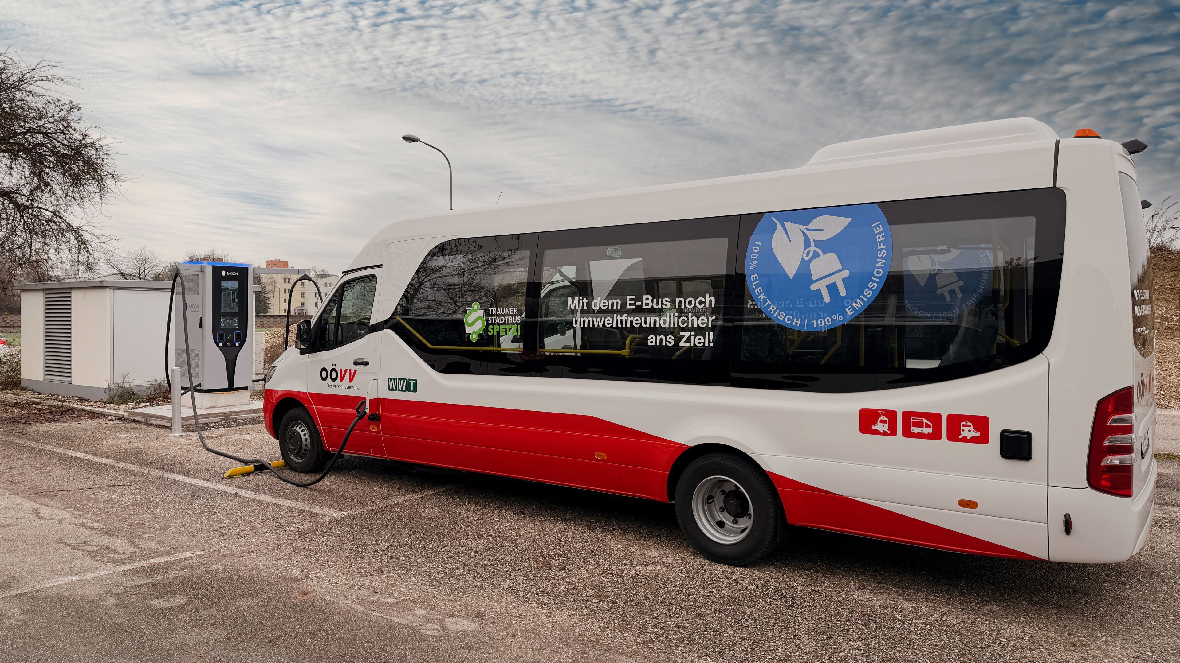 Spetzi E-Bus lädt an einer POWER Charger C7 Ladestation