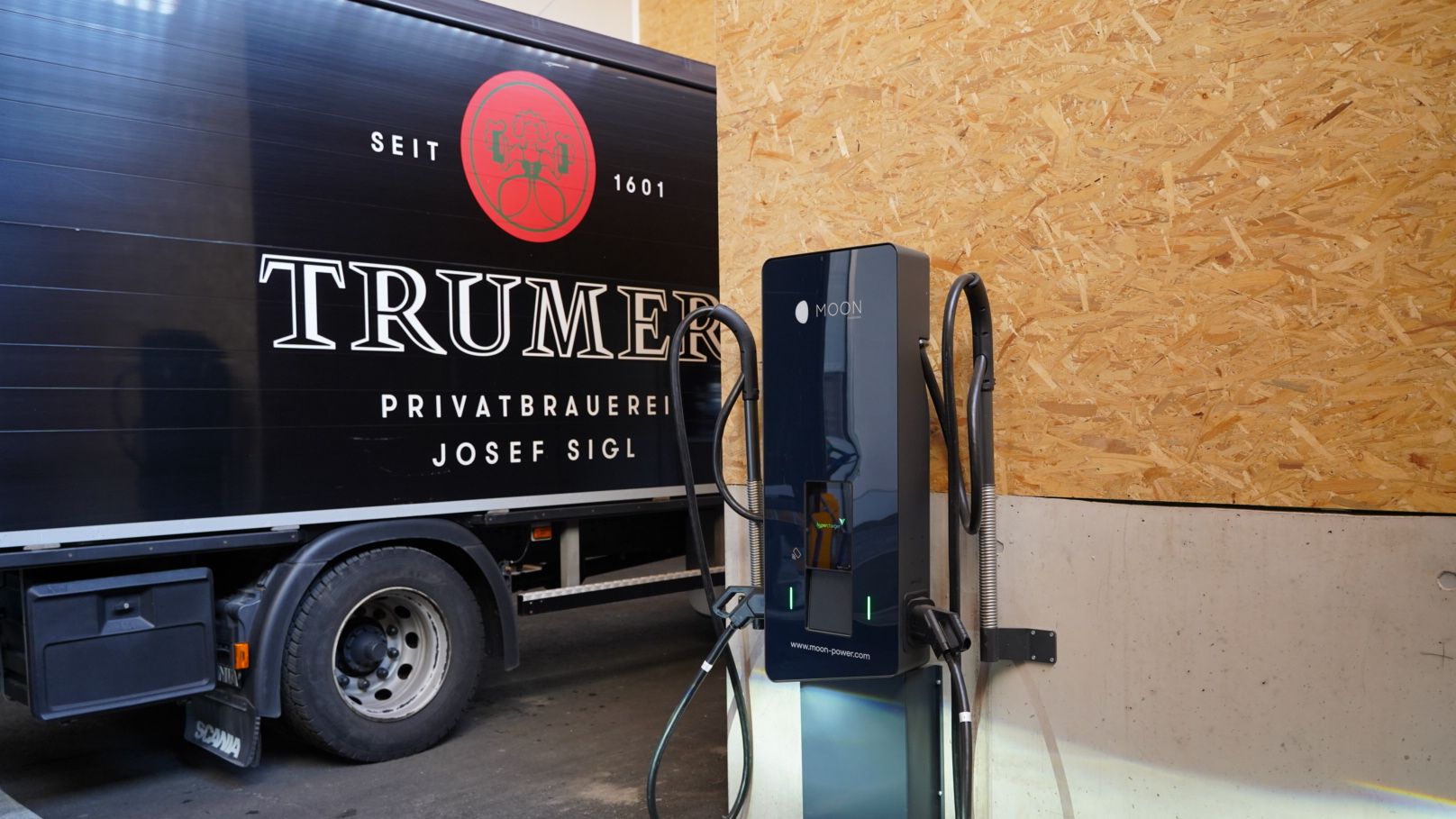 MOON-Ladestation mit Trumer Truck im Hintergrund