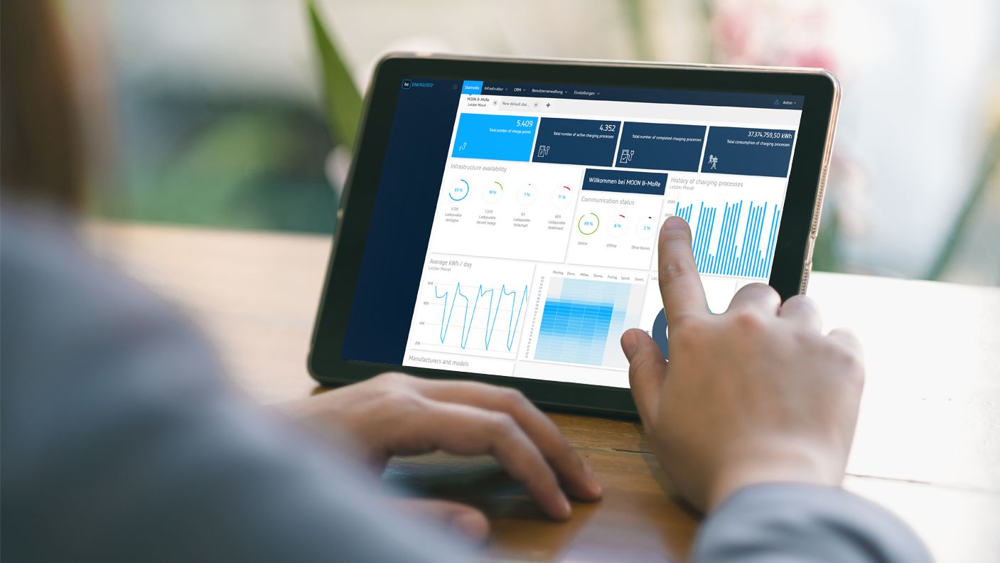 B-MoRe Abrechnungssystem auf Tablet wird bedient