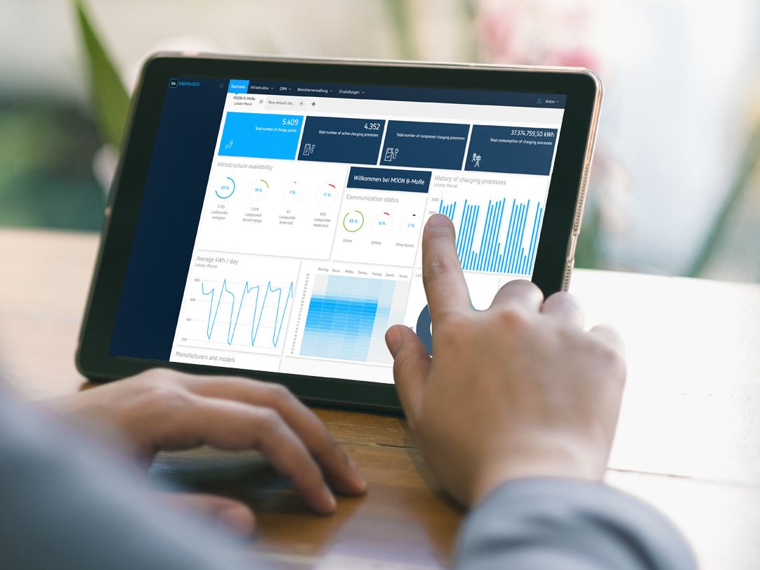 B-MoRe Abrechnungssystem auf Tablet wird bedient