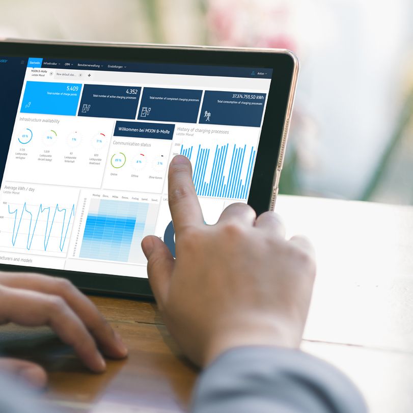 B-MoRe Abrechnungssystem auf Tablet wird bedient