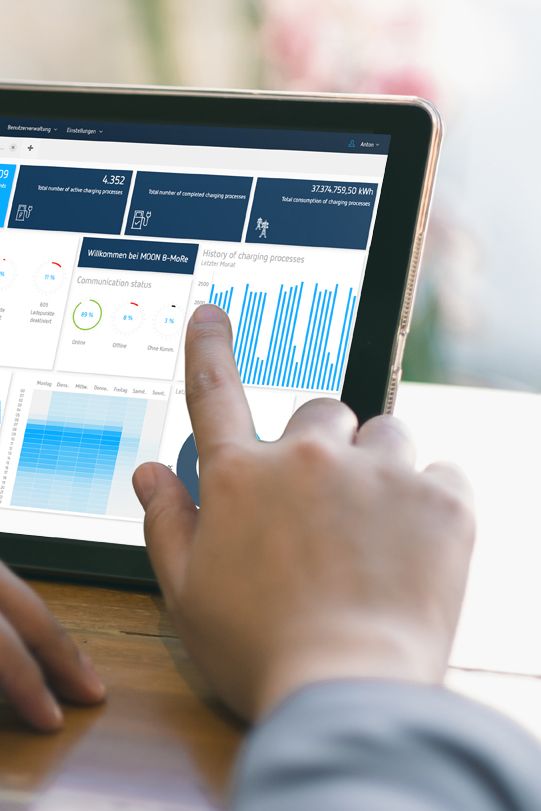 B-MoRe Abrechnungssystem auf Tablet wird bedient